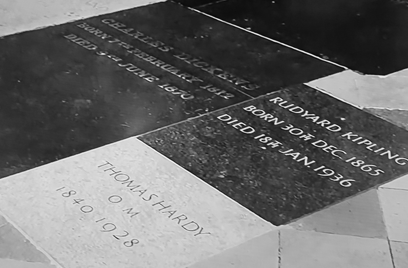 Kipling's grave (phải) ở Góc nhà thơ, Tu viện Westminster, London