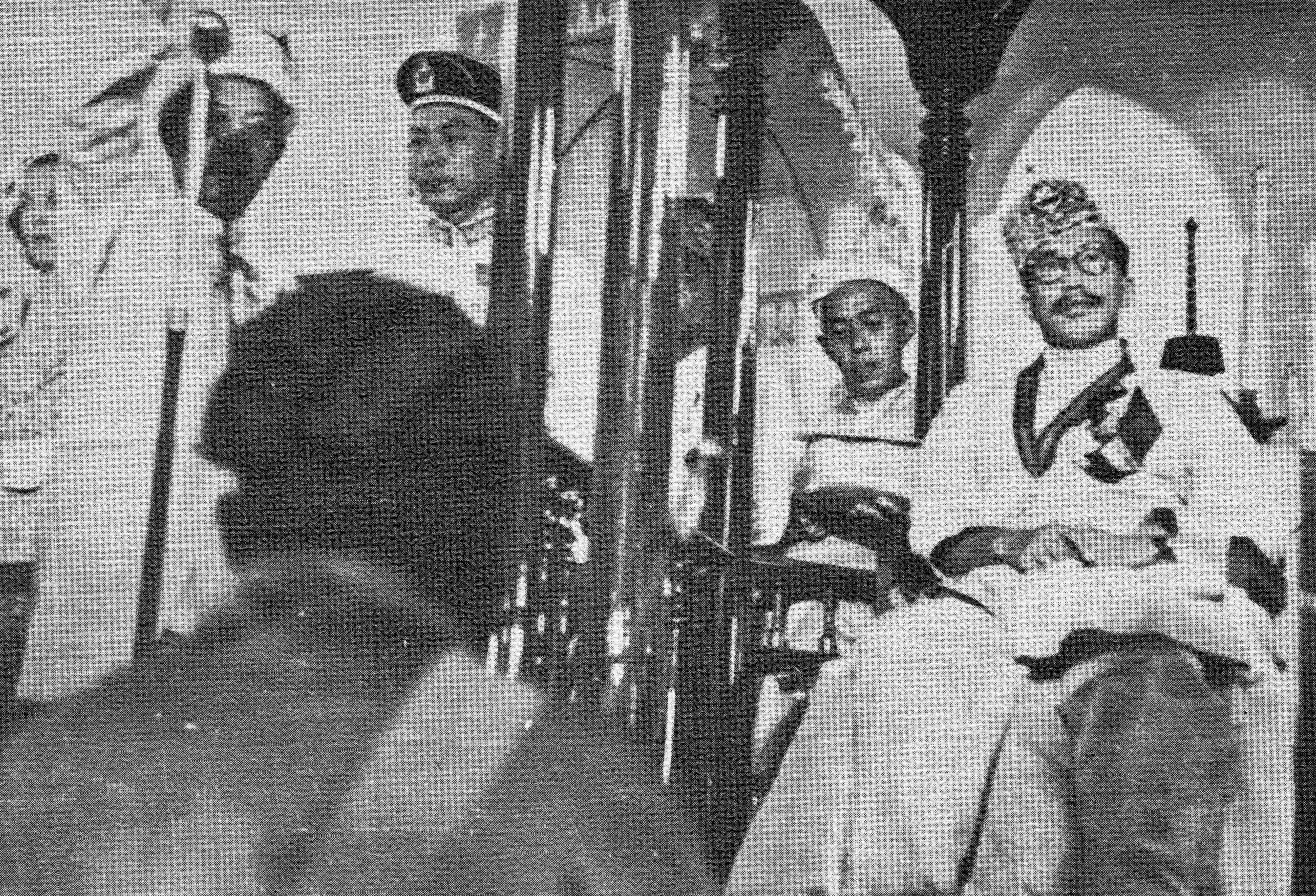 Omar Ali Saifuddien (right) at his coronation on 31 May 1951