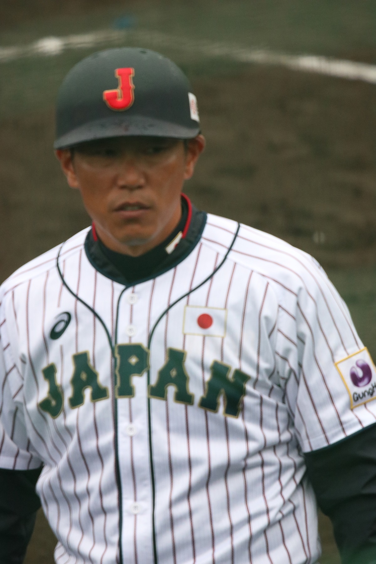 日本代表で一塁コーチを務める井端(2017年11月14日 宮崎市清武総合運動公園)