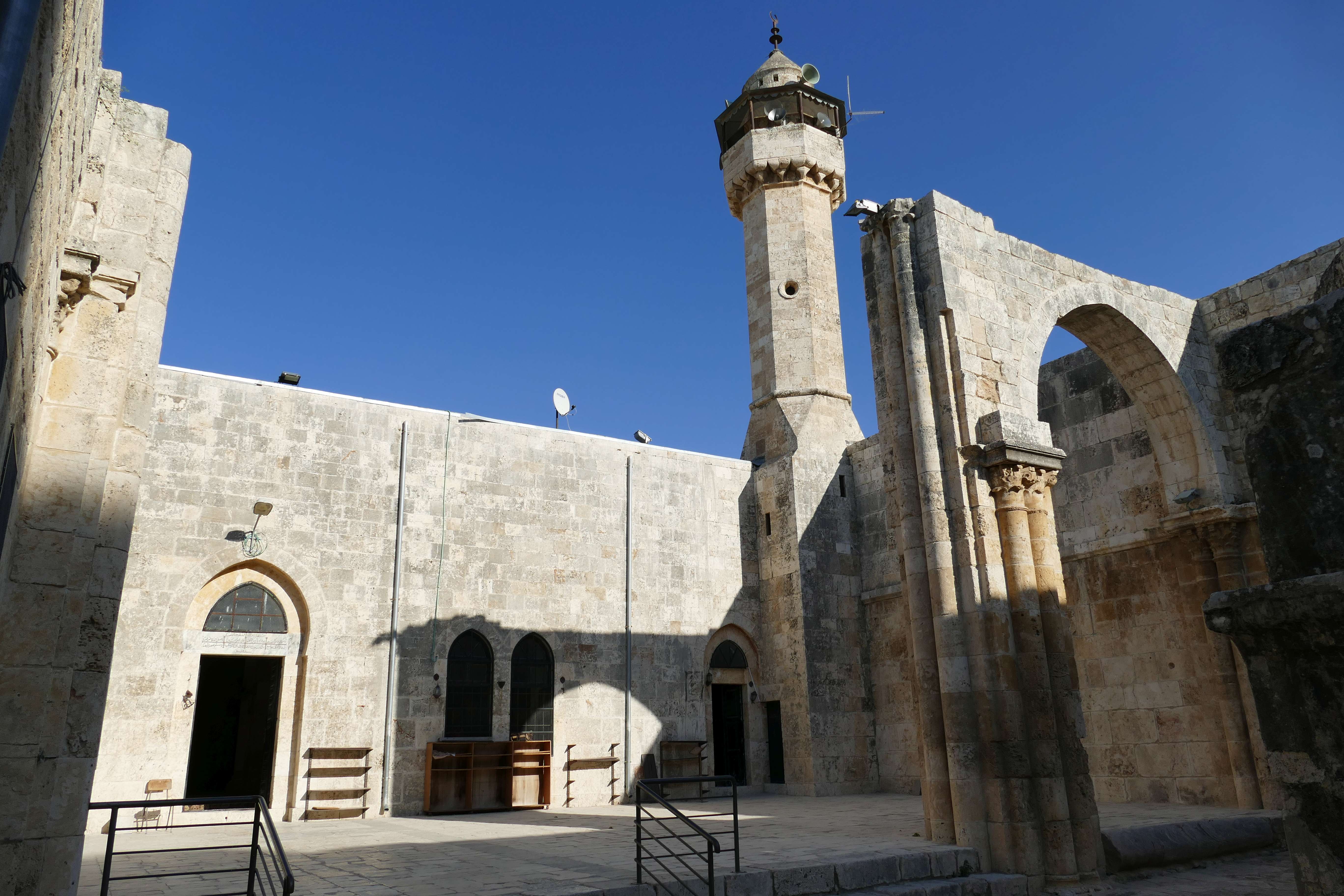Masjid Nabi Yahya berisi makam tradisional Yohanes Pembaptis.