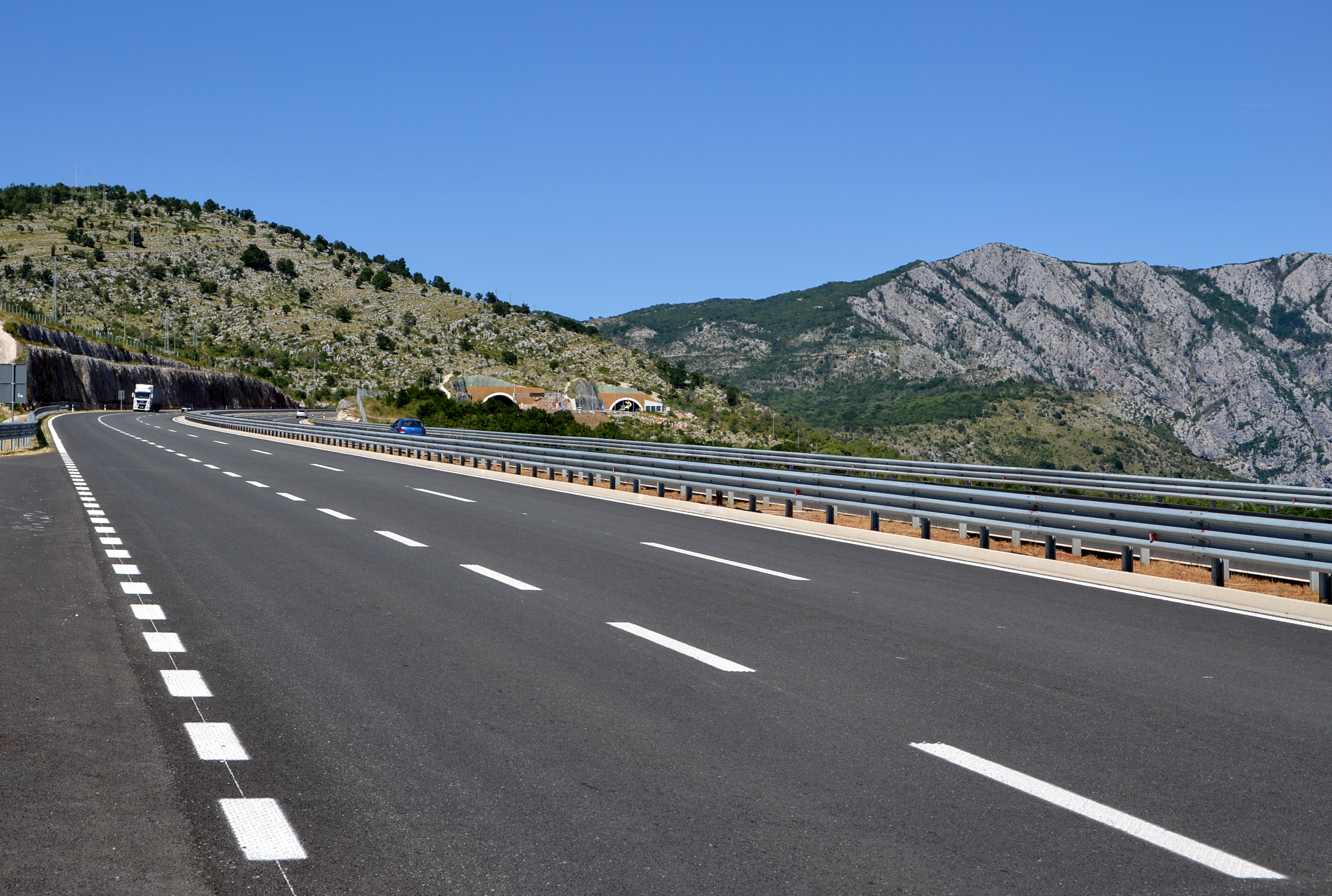 Jalan tol A-1, bagian dari proyek internasional yang lebih besar antara Montenegro dan negara tetangga Serbia yang terhubung dengan jalan tol Beograd-Bar