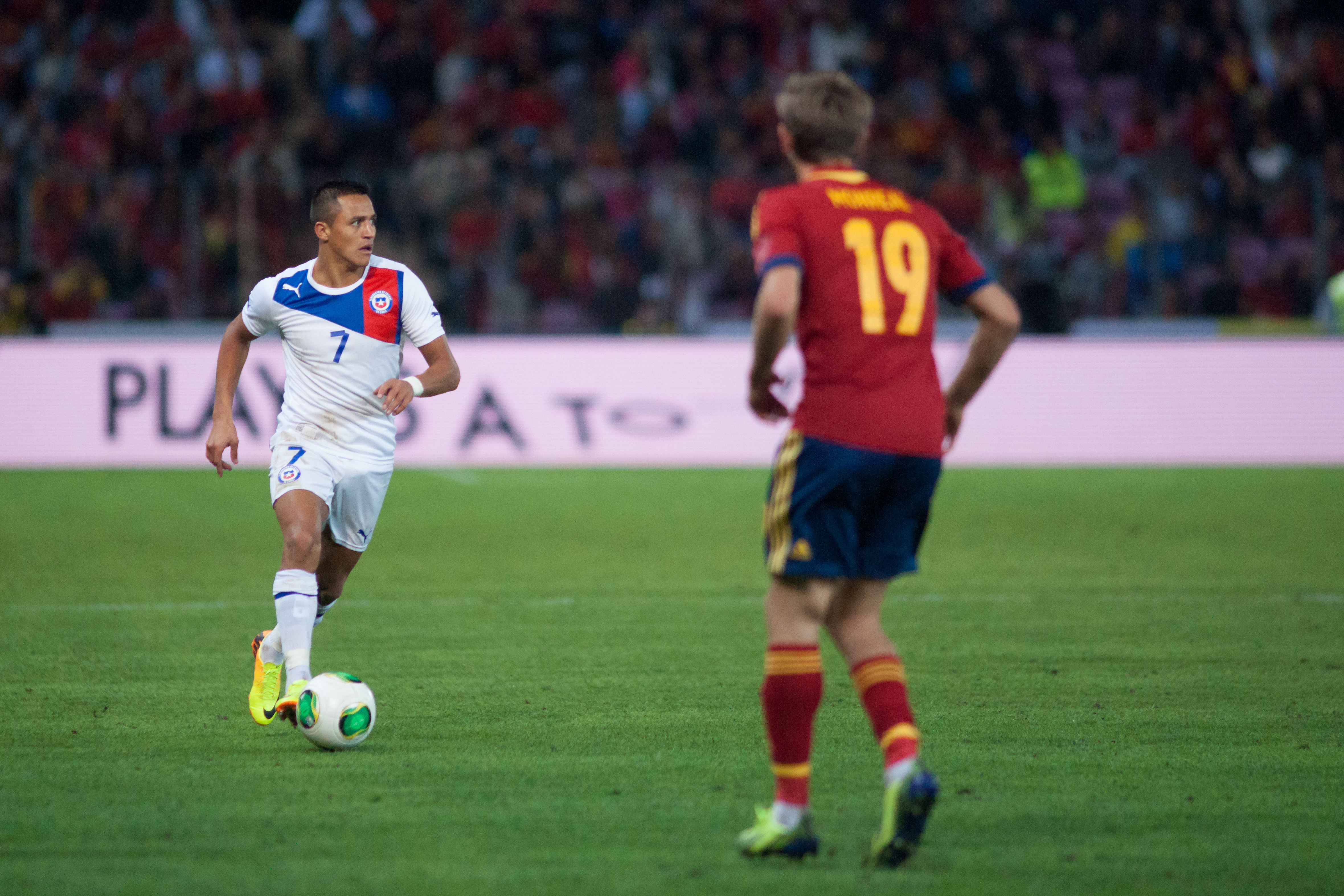 Sánchez during a match against Spain on September 10, 2013.