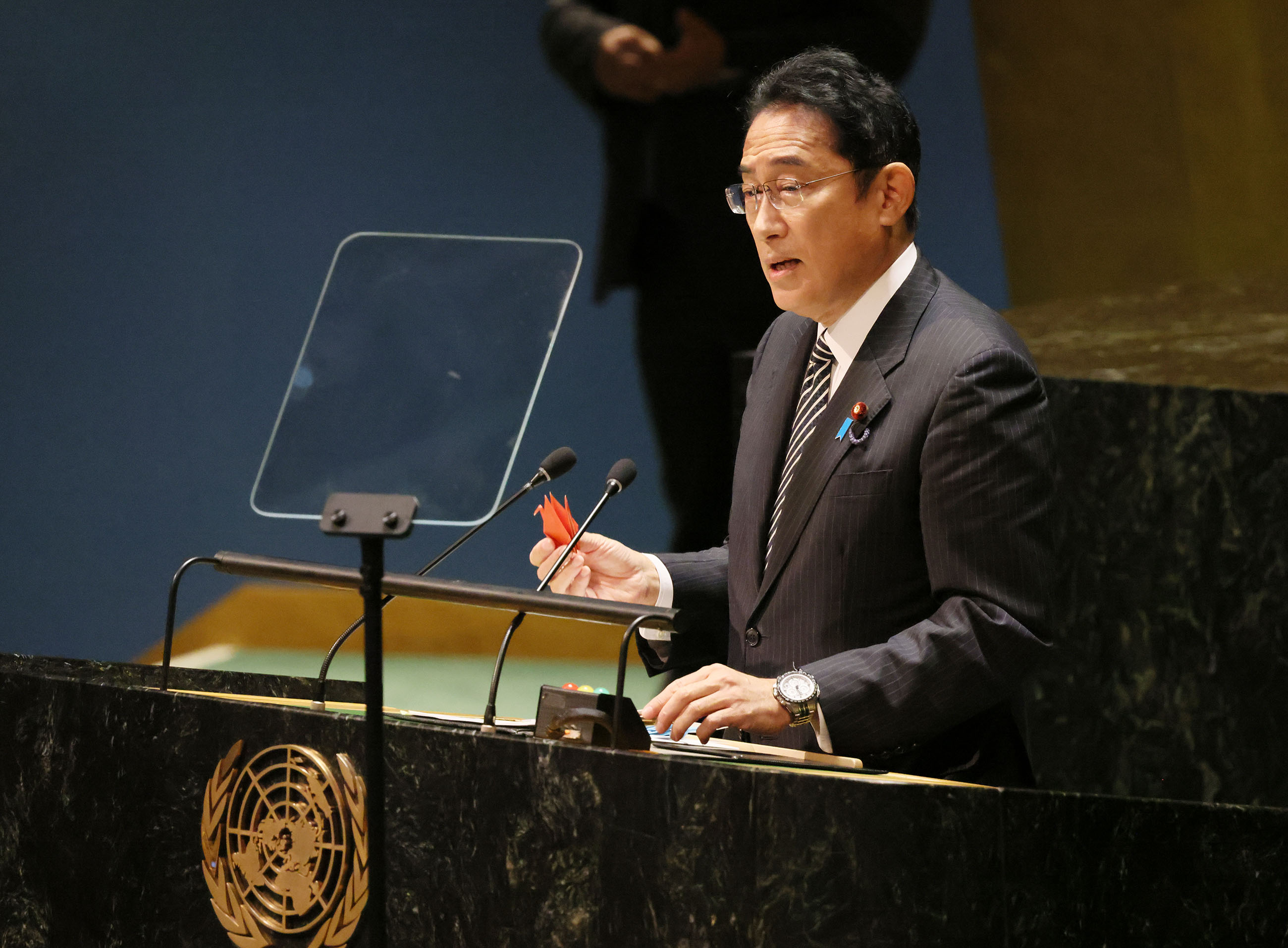2022年8月2日、核拡散防止条約(NPT)再検討会議にて折鶴を手に平和を訴える岸田