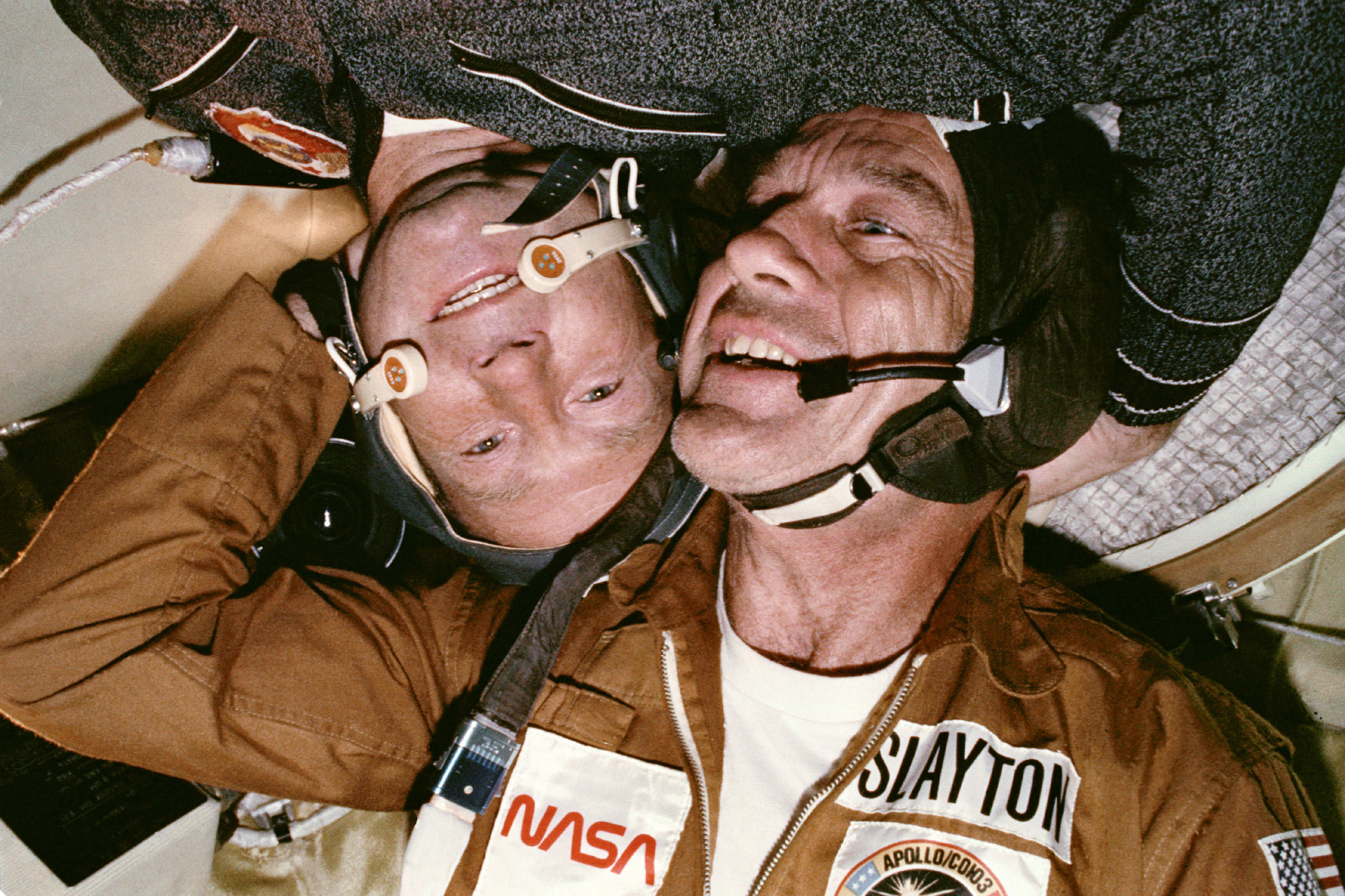 Leonov (kiri) bersama Deke Slayton di dalam kapal angkasa Soyuz.