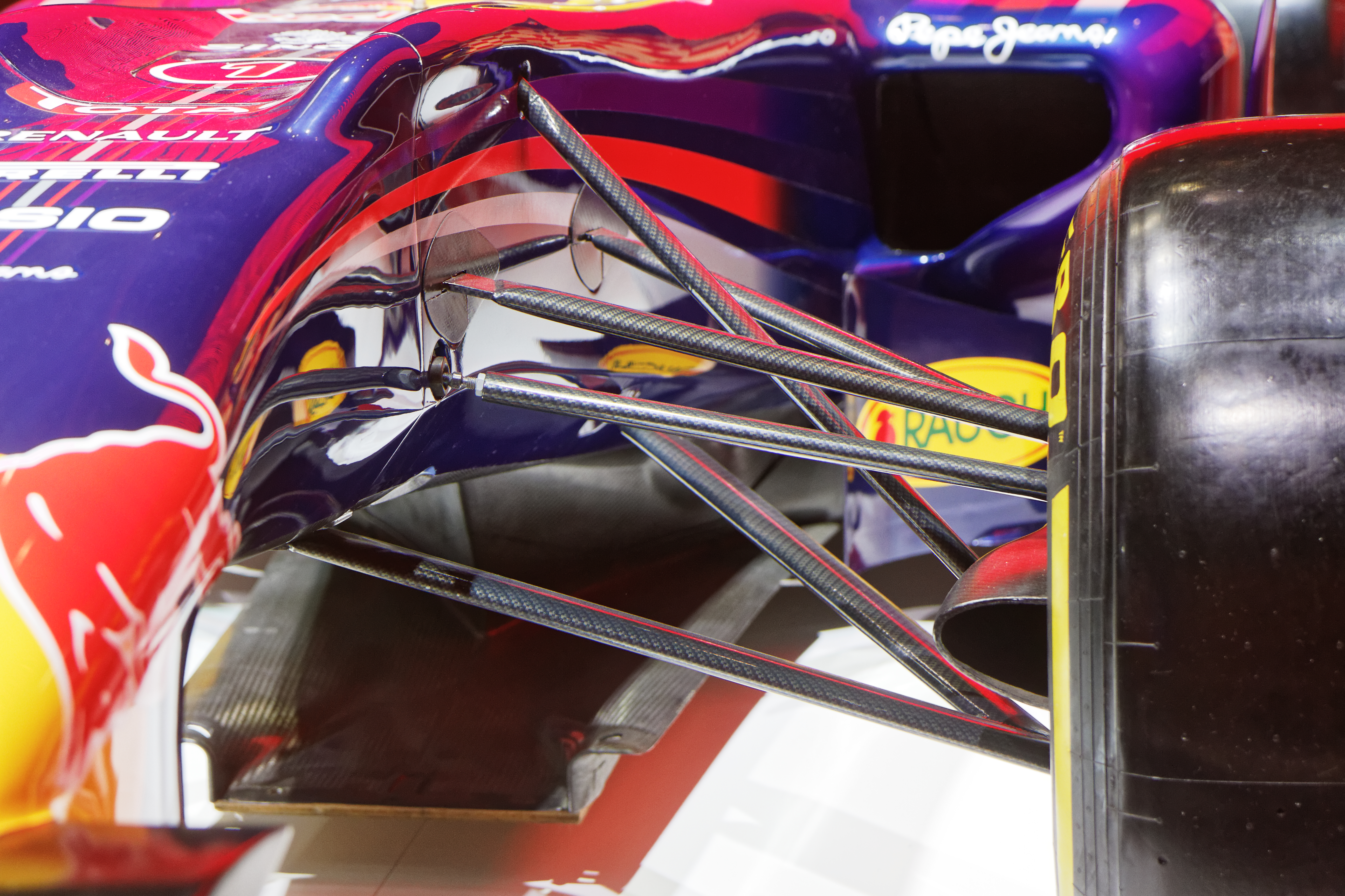 Reka bentuk sifar keel dan hidung V pada kereta Red Bull.