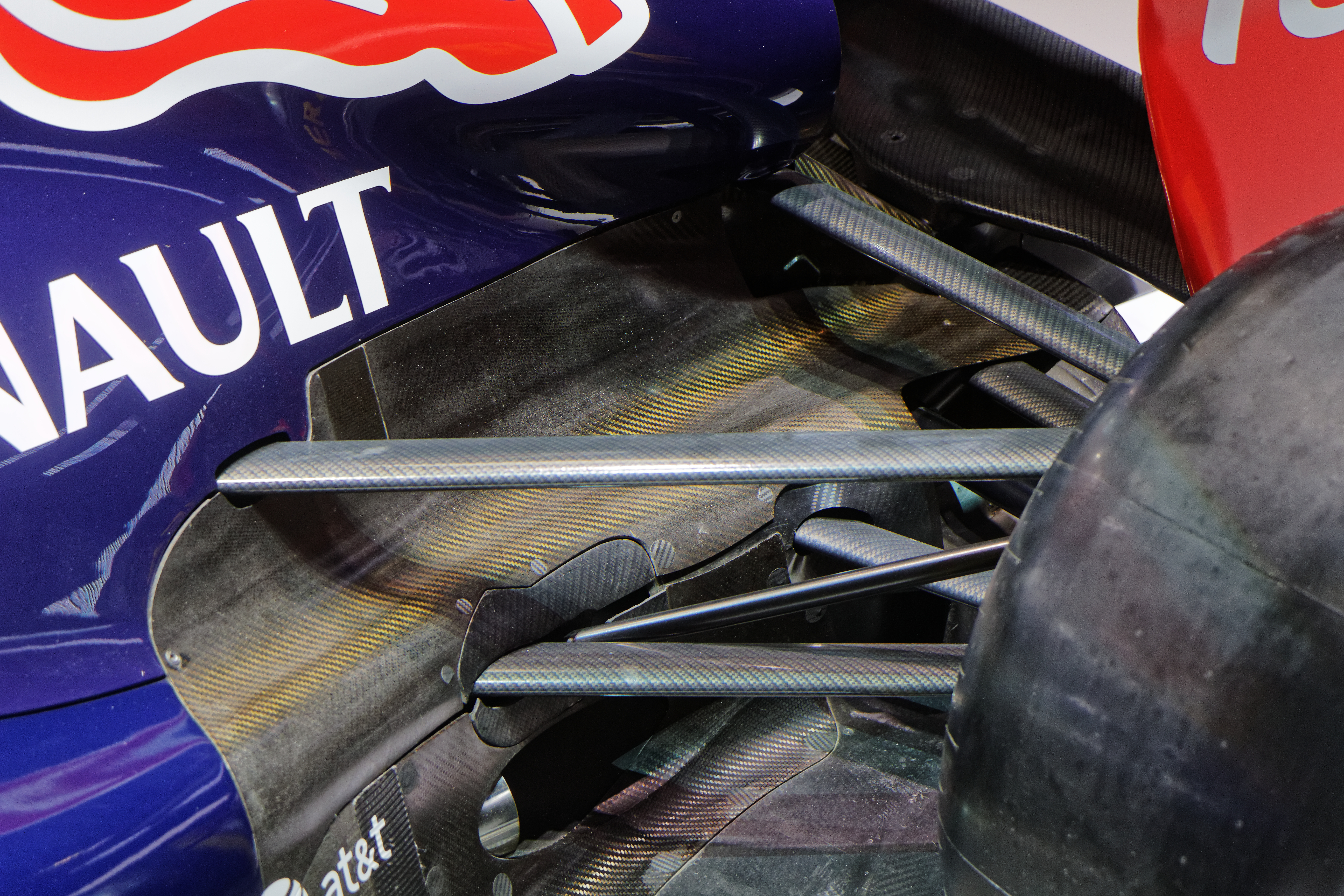 Suspensi pull-rod belakang dan penyebar blown pada kereta Red Bull.
