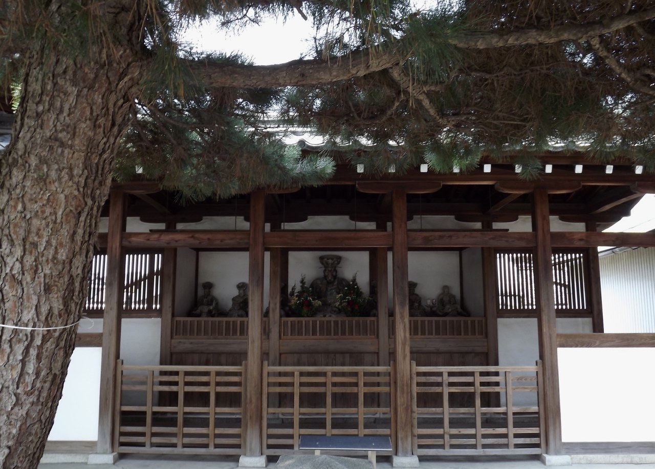 염마당 및 건너 복도