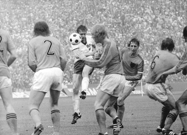 1974년 FIFA 월드컵 네덜란드전에서 프리킥을 차는 브란슈 (흰색 유니폼)
