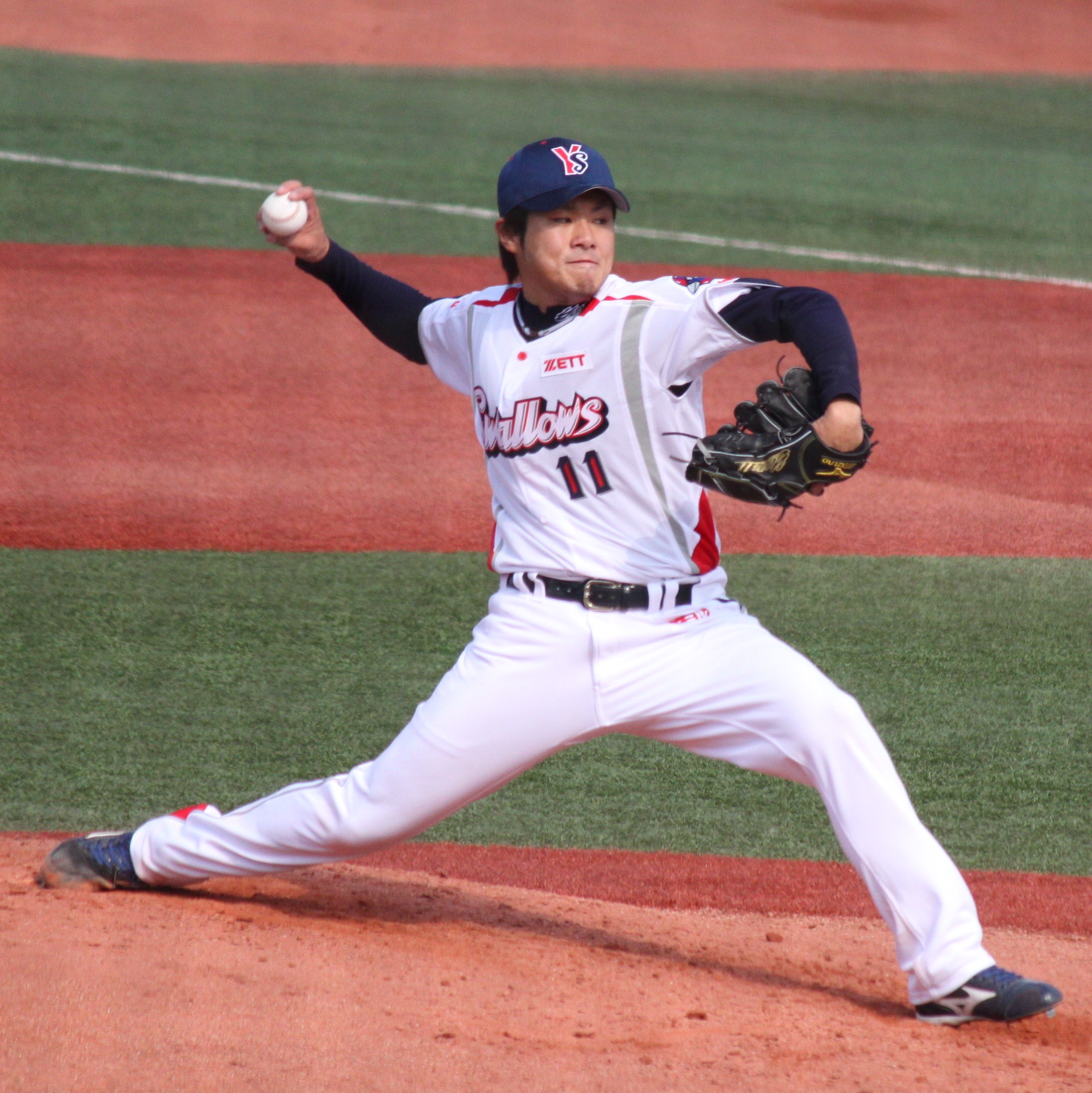 Yoshinori Sato semasa beraksi untuk Tokyo Yakult Swallows pada 3 April 2010.