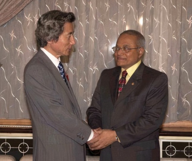 2001년 일본에서 고이즈미 준이치로 일본 총리와 함께 있는 가윰