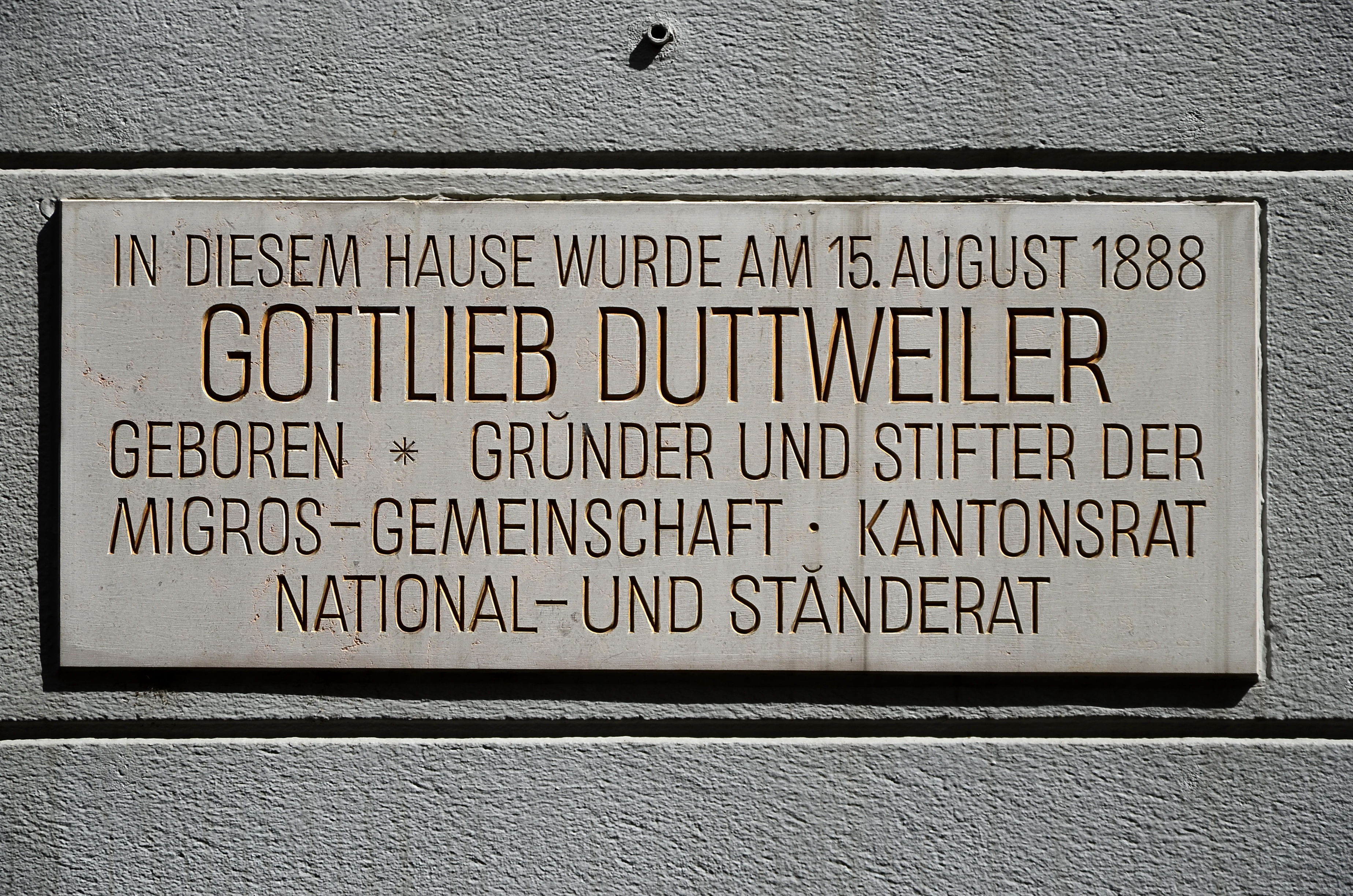두트바일러의 출생지인 취리히 린덴호프의 슈트렐가세 13번지에 있는 명판
