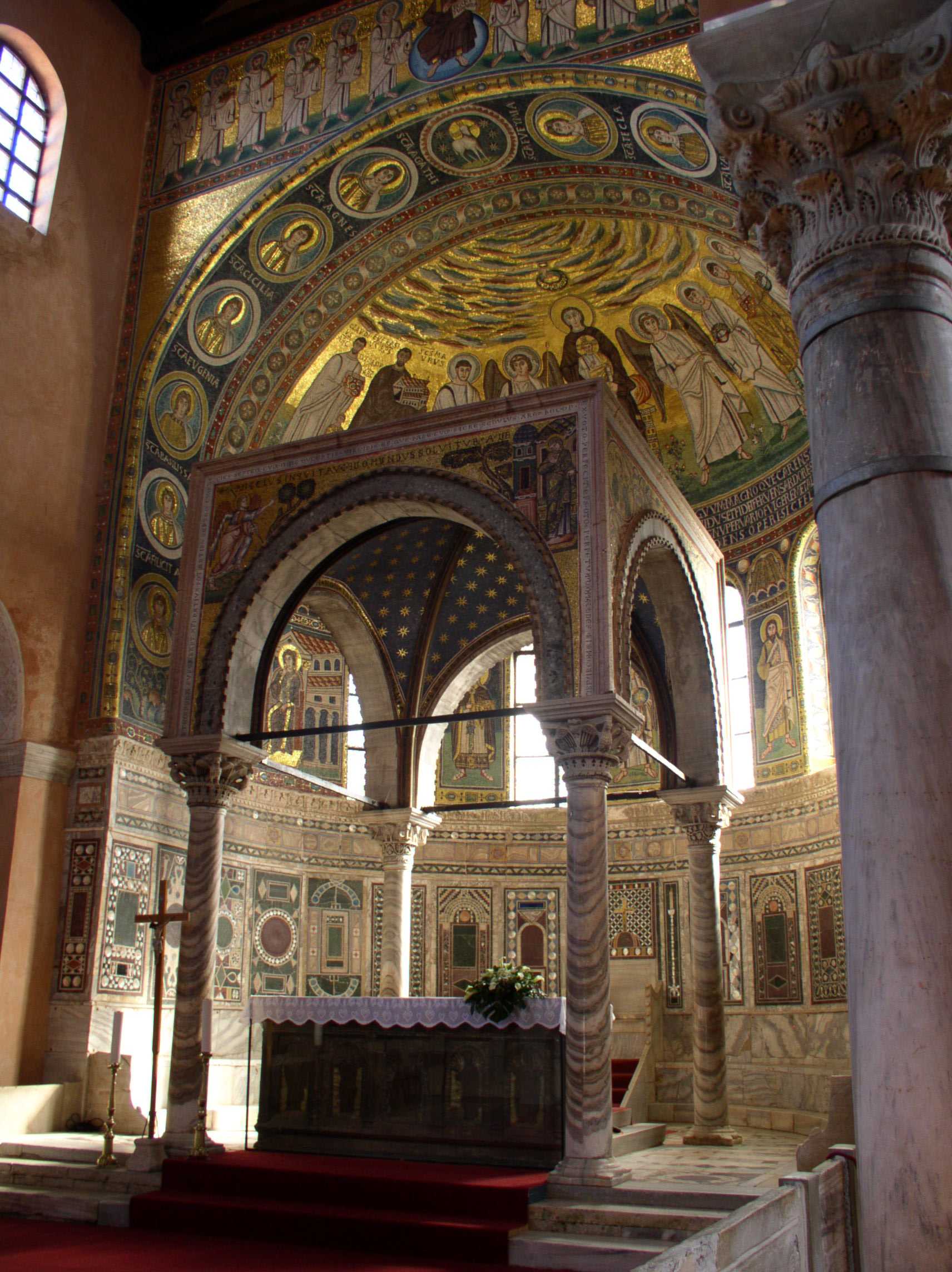 Basilika Eufrasia di Poreč, contoh arsitektur Bizantium awal, masuk dalam Daftar Warisan Dunia UNESCO sejak tahun 1997.