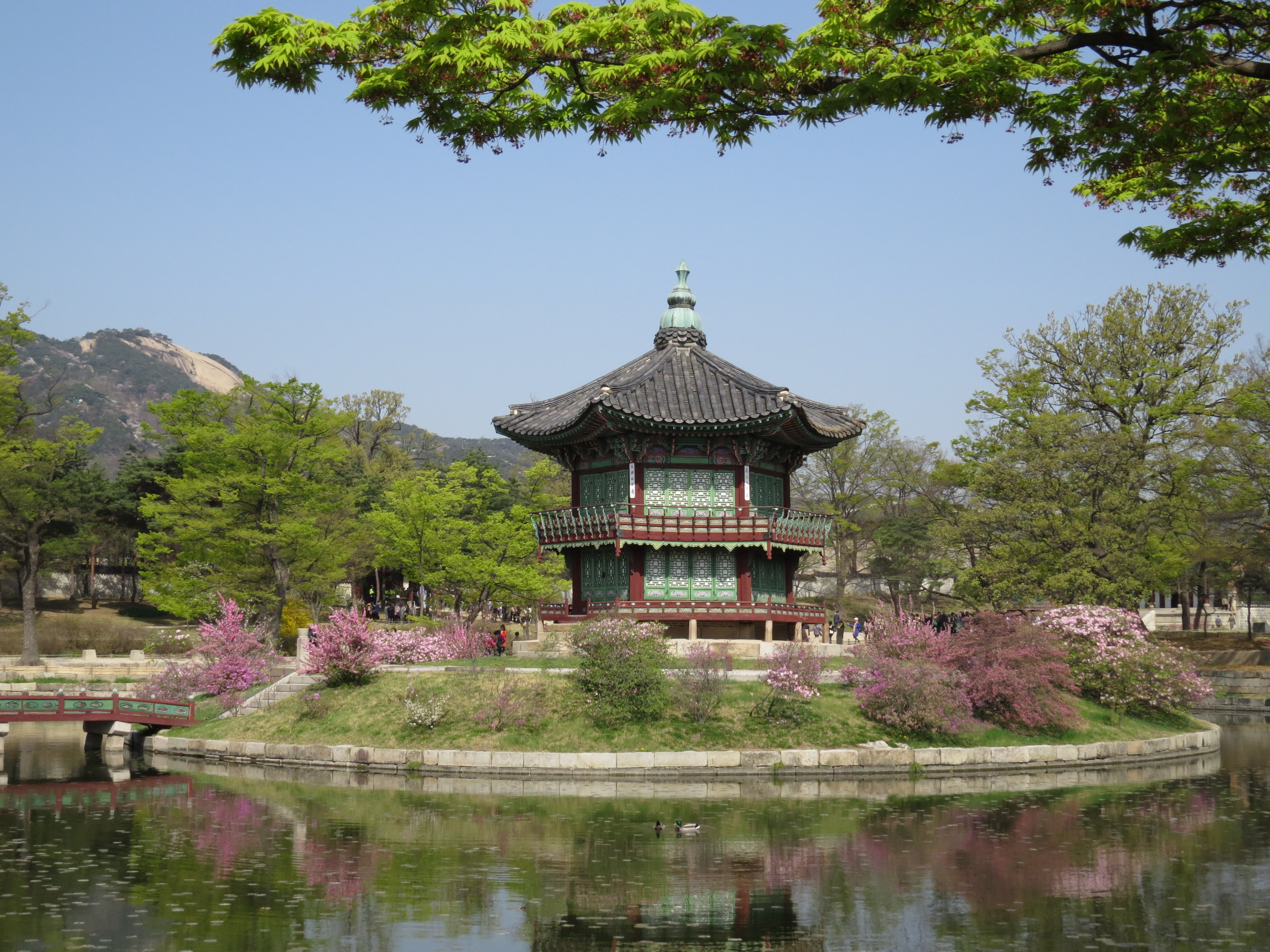 경복궁 향원정의 모습. 배희한은 해방 후 1959년 경복궁의 하향정과 향원정을 수리했다.