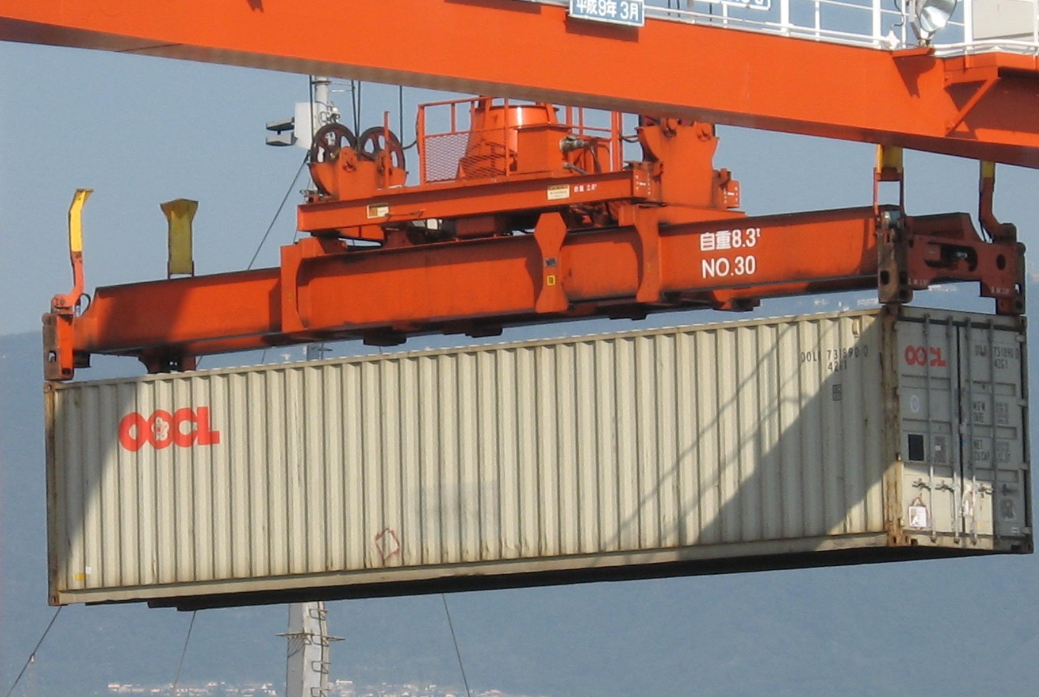 40피트 컨테이너를 들어 올리는 스프레더. 네 모서리에 트위스트록이 부착되어 있다.