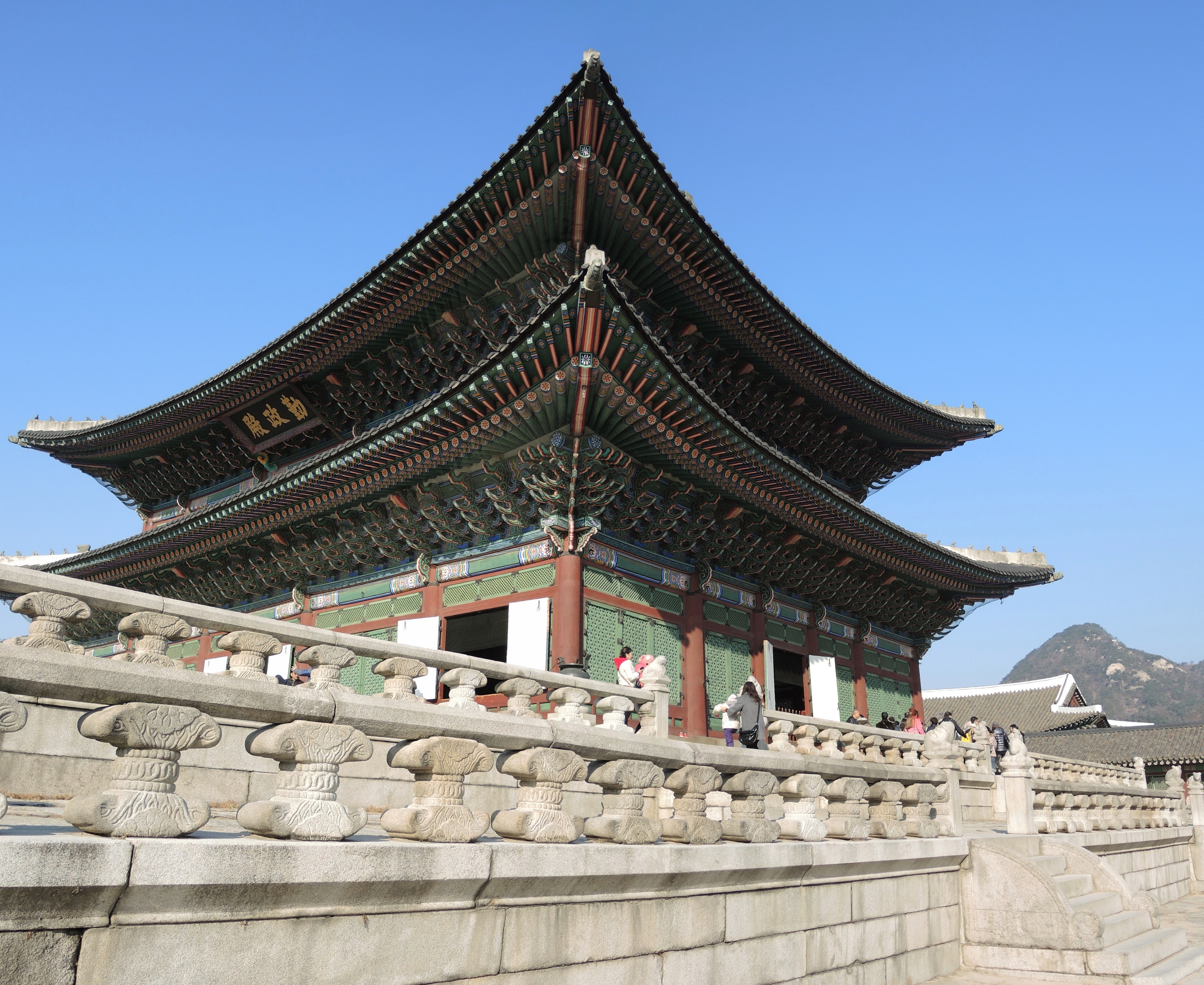 Pemandangan jalan di Seoul, ibu kota Korea Selatan, yang mencerminkan arsitektur dan suasana historis Korea.