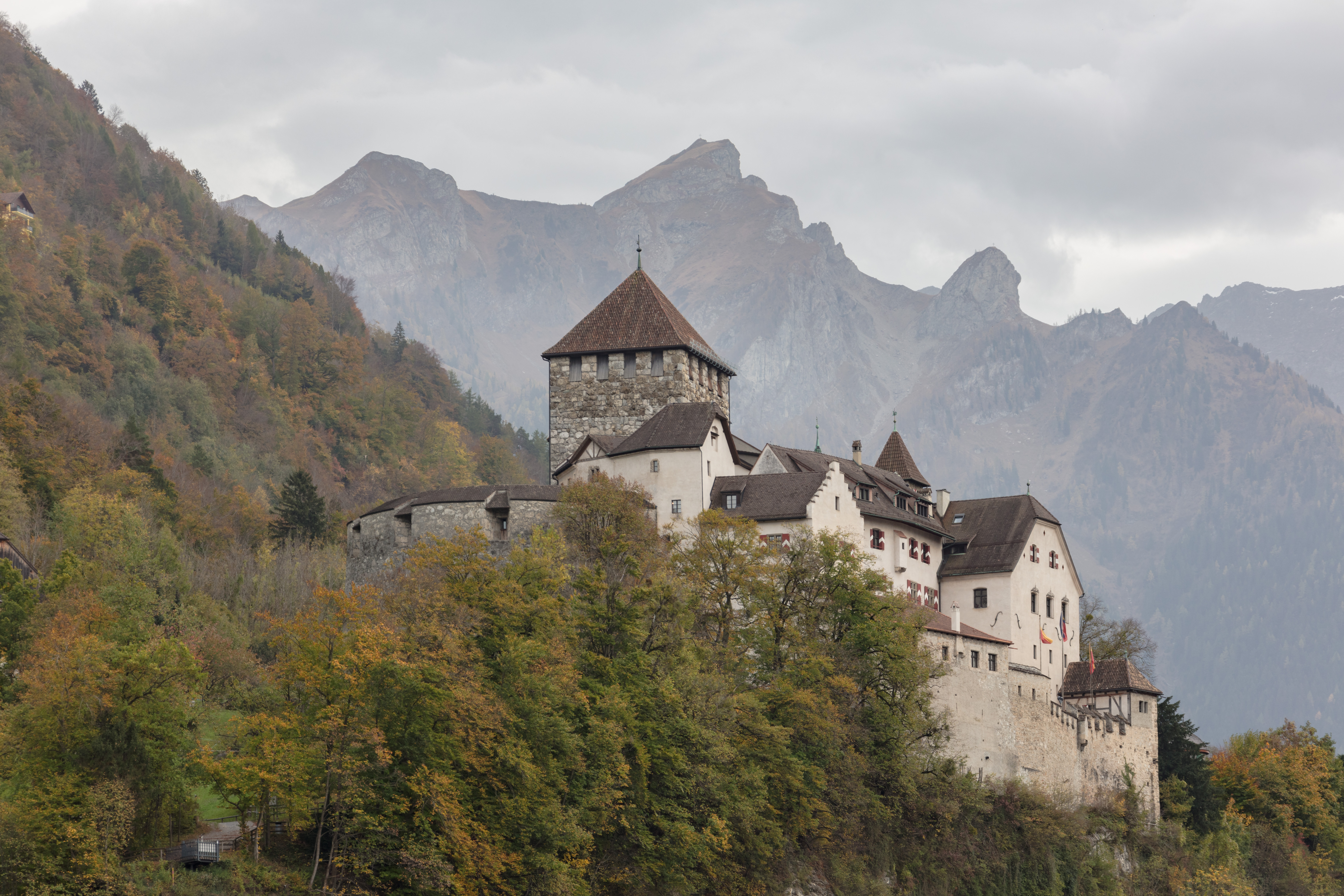 Lâu đài Vaduz, nhìn xuống thủ đô, là nơi ở của Thân vương Liechtenstein Hans-Adam II.