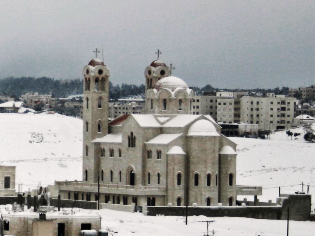 Gereja Ortodoks Timur saat badai salju di Amman.