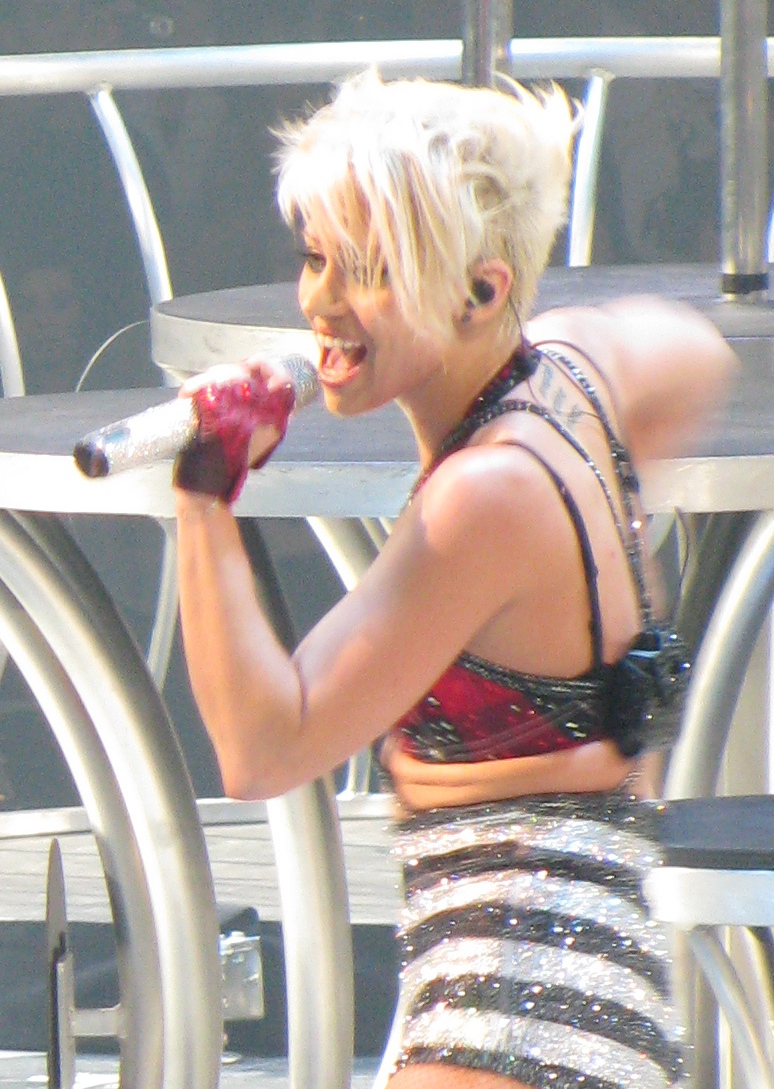 Kimberly Wyatt performing in 2009