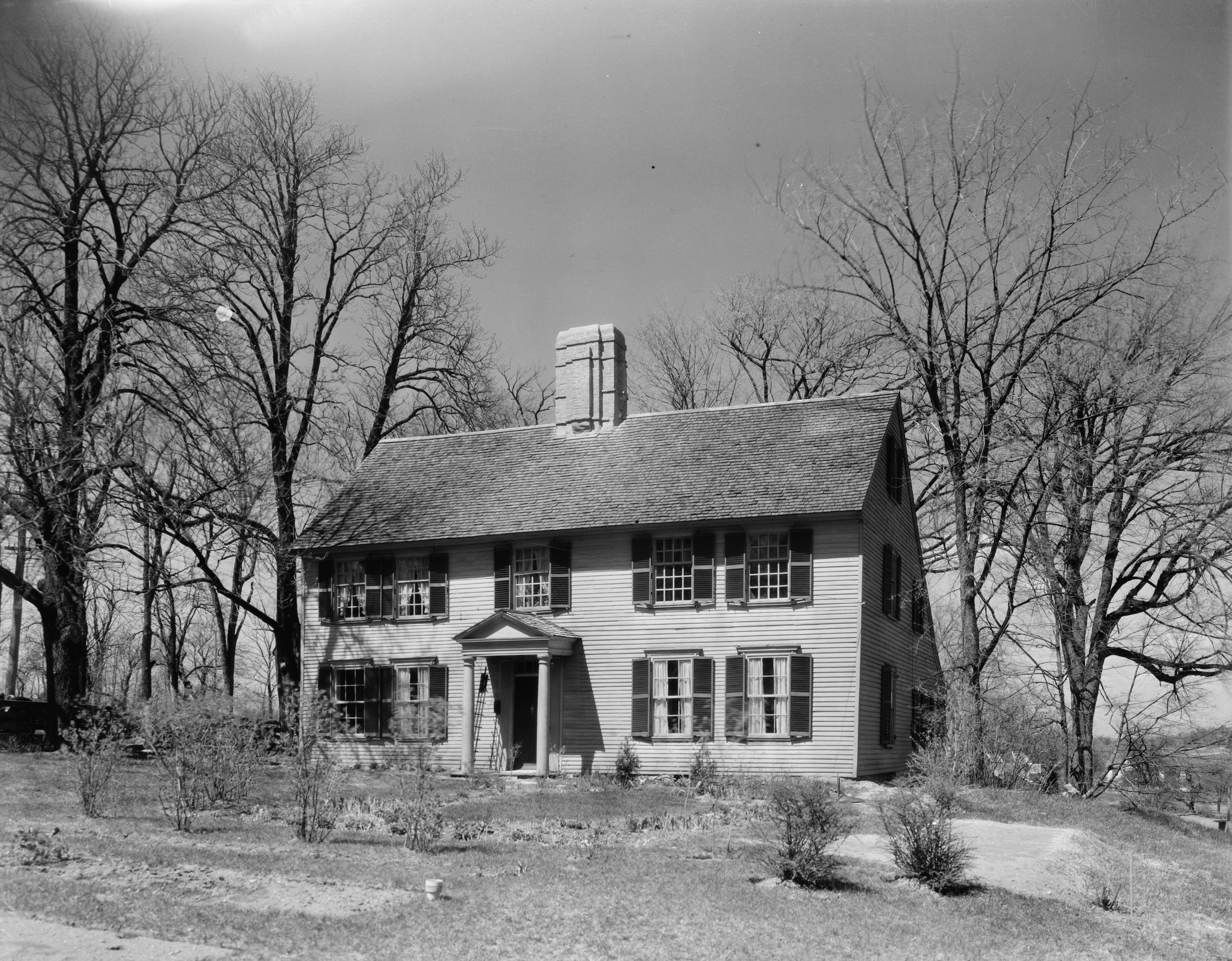1930年代に撮影されたこの家屋は現在ノースアンドーバーにあり、長くブラッドストリートのものと考えられていたが、20世紀になって1715年の建設であることが判明し、現在はパーソン・バーナード家屋と呼ばれている。