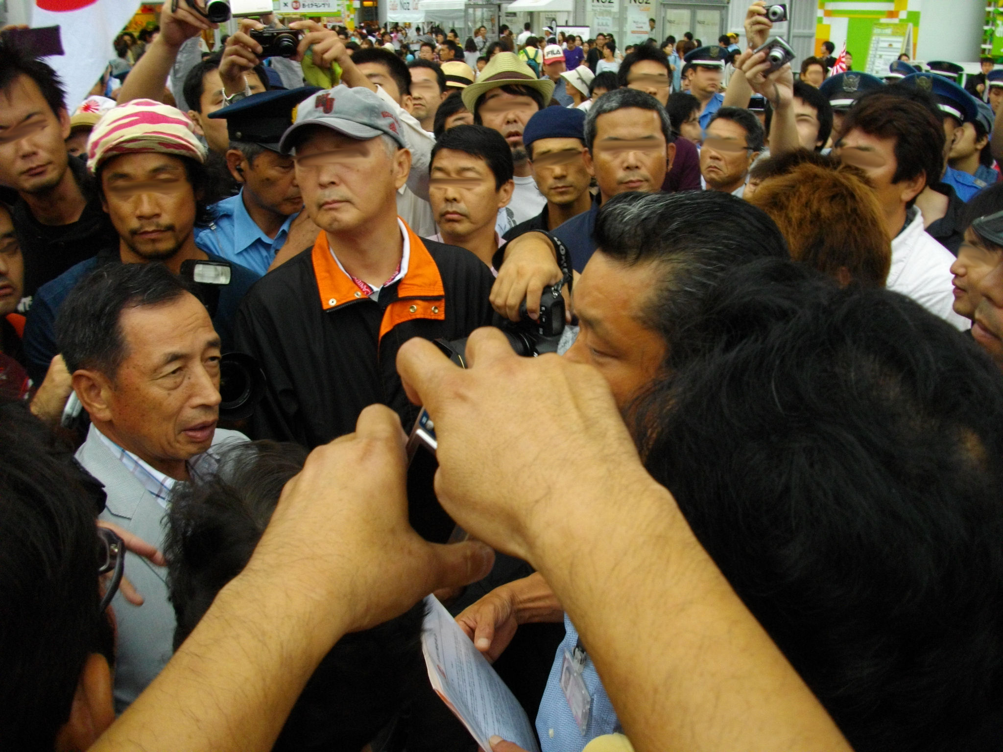 Toshio Tamogami menyerahkan surat bantahan kepada Fuji Television semasa perhimpunan anti-Fuji Television pada Ogos 2011.