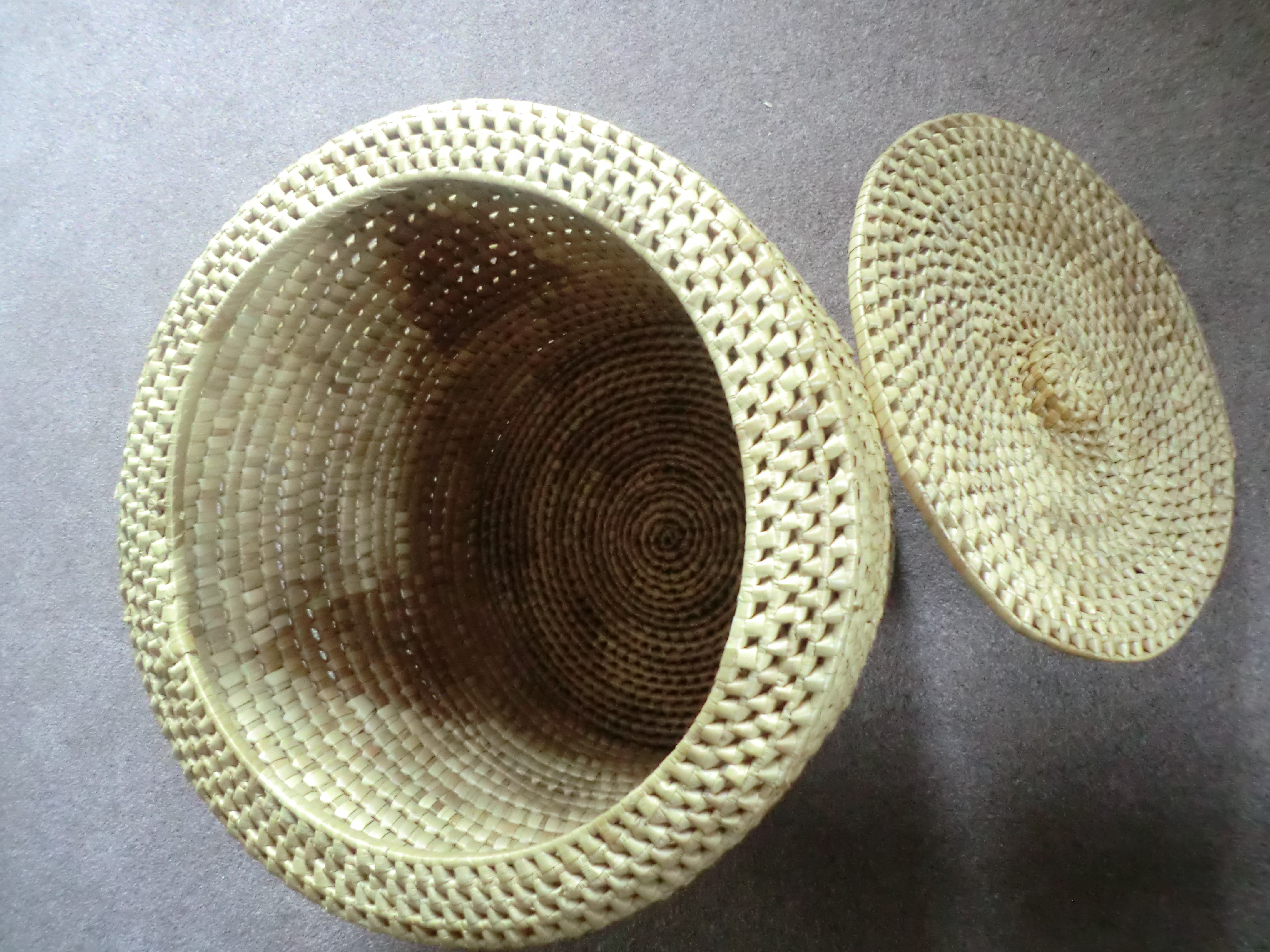 Keranjang cucian anyaman tradisional.
