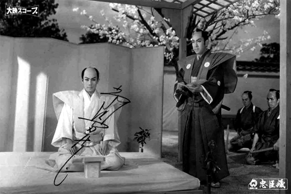 『忠臣蔵』で上使多門伝八郎を演じた黒川(右、左は浅野内匠頭の市川雷蔵)