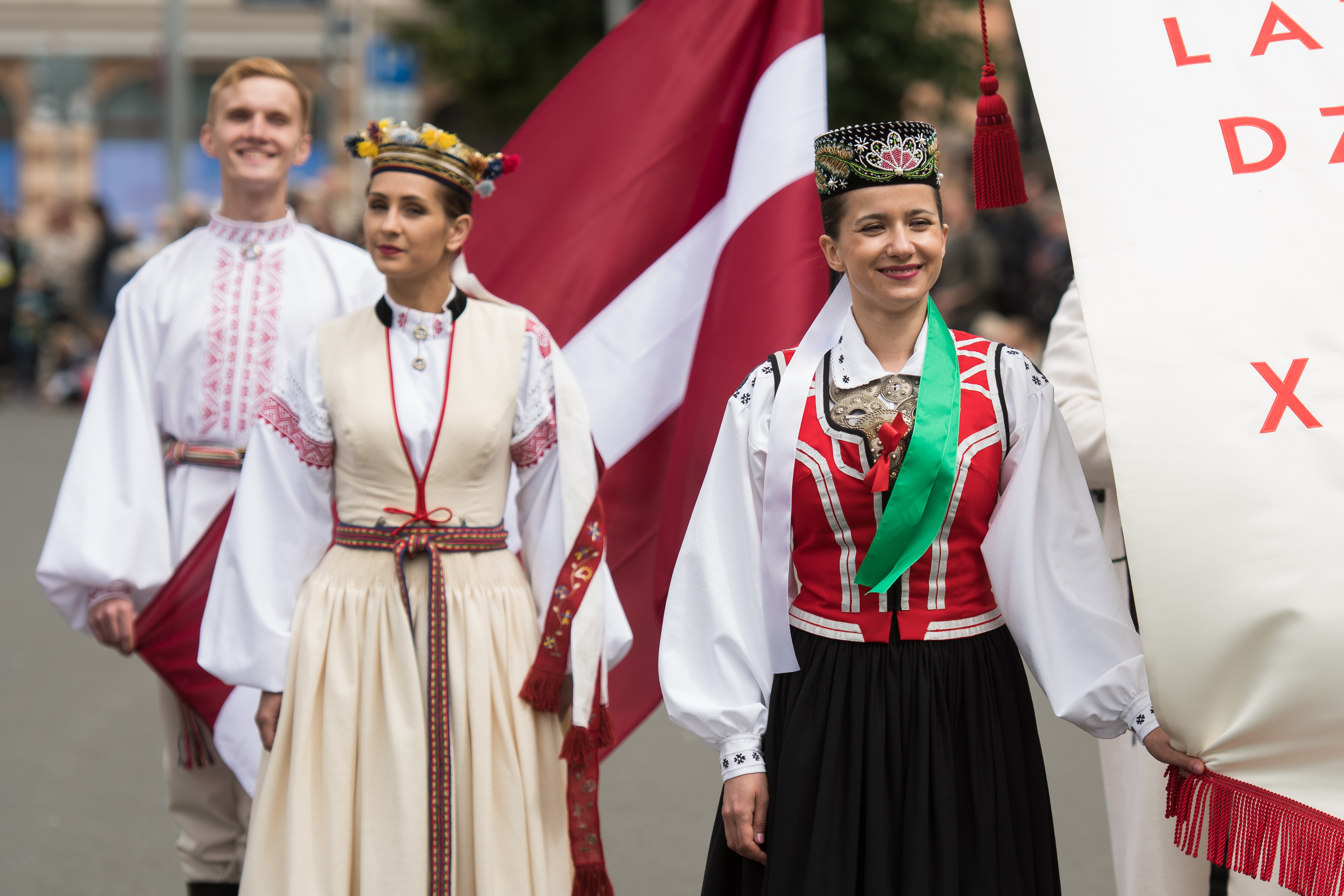 Phụ nữ Latvia trong trang phục dân tộc. Chụp năm 2018