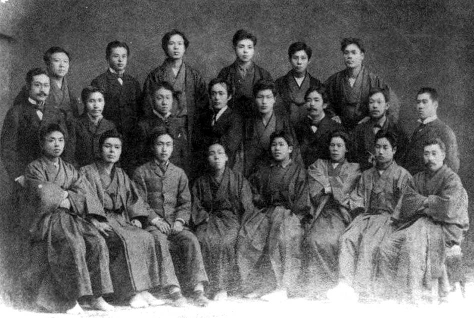 1884年判事登用試験合格記念写真(上段左から2人目が岸本辰雄、中段左端から矢代操、熊野敏三、西園寺公望、2人はさんで宮城浩蔵、岡村輝彦、杉村虎一)