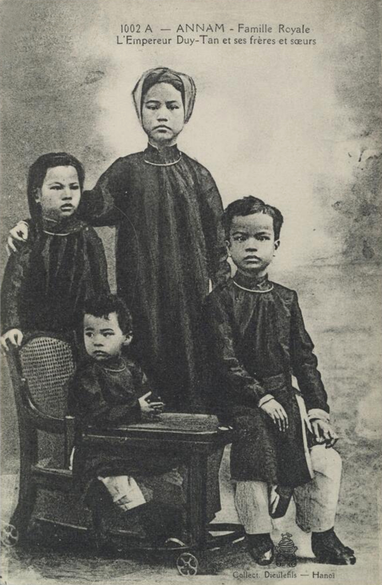 Nguyễn Phúc Vĩnh San khi còn nhỏ (bên phải).