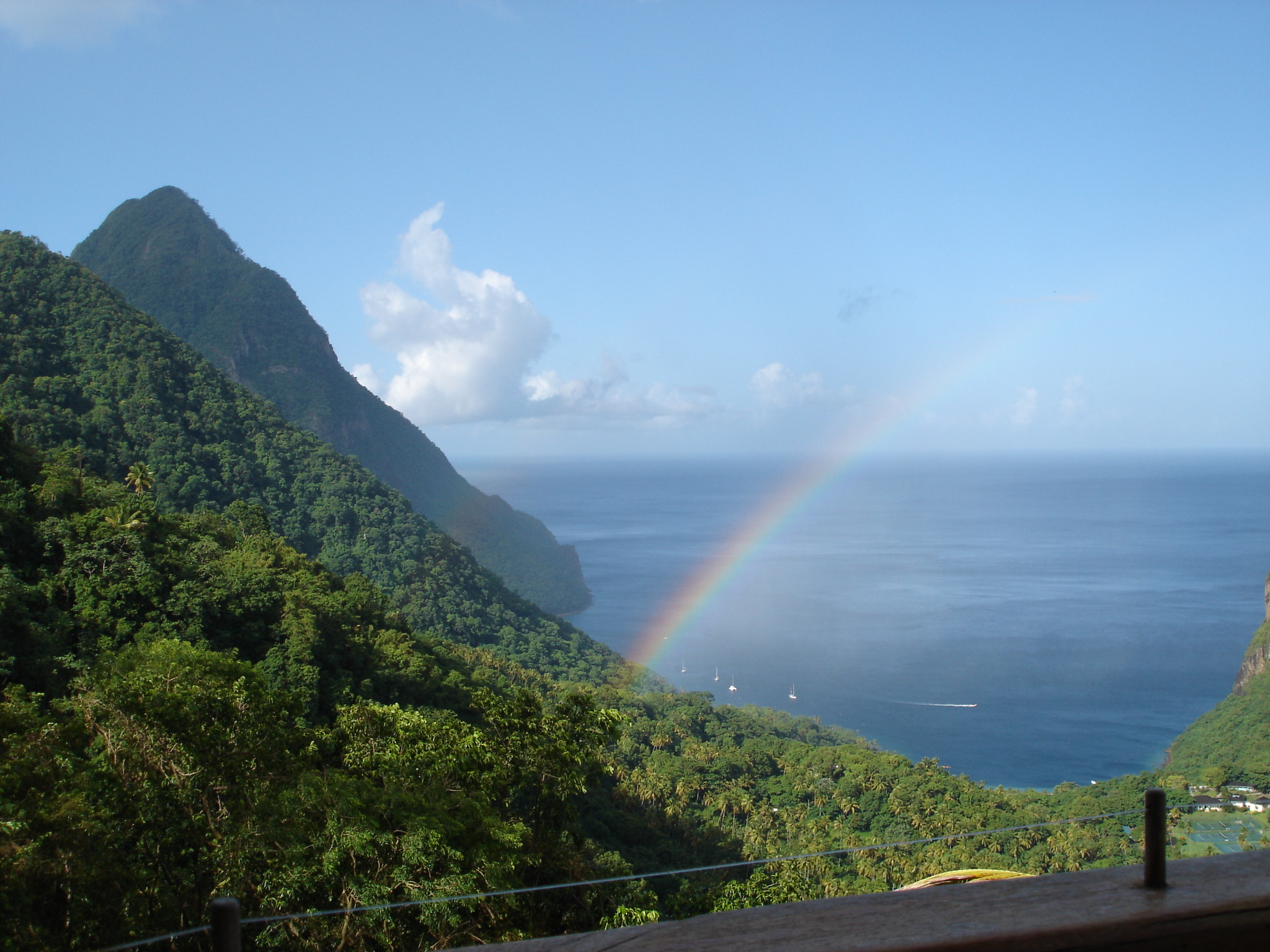 Gros Piton, salah satu dari dua puncak vulkanik yang membentuk Kawasan Manajemen Pitons.