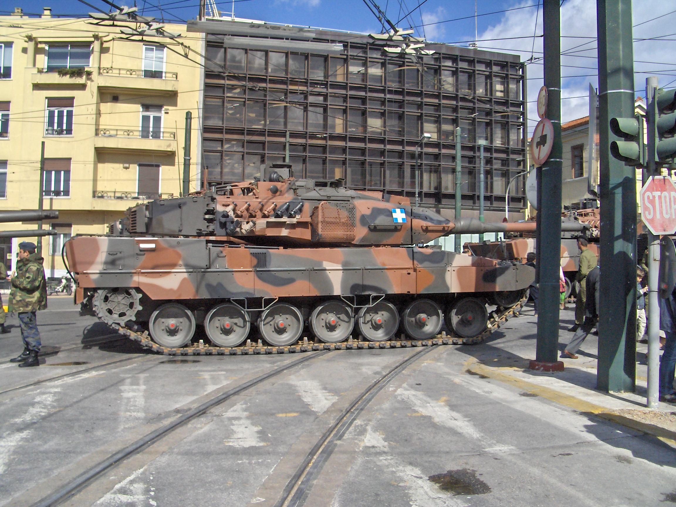 Sebuah Leopard 2A6 HEL dari Angkatan Darat Yunani dalam parade di Athena