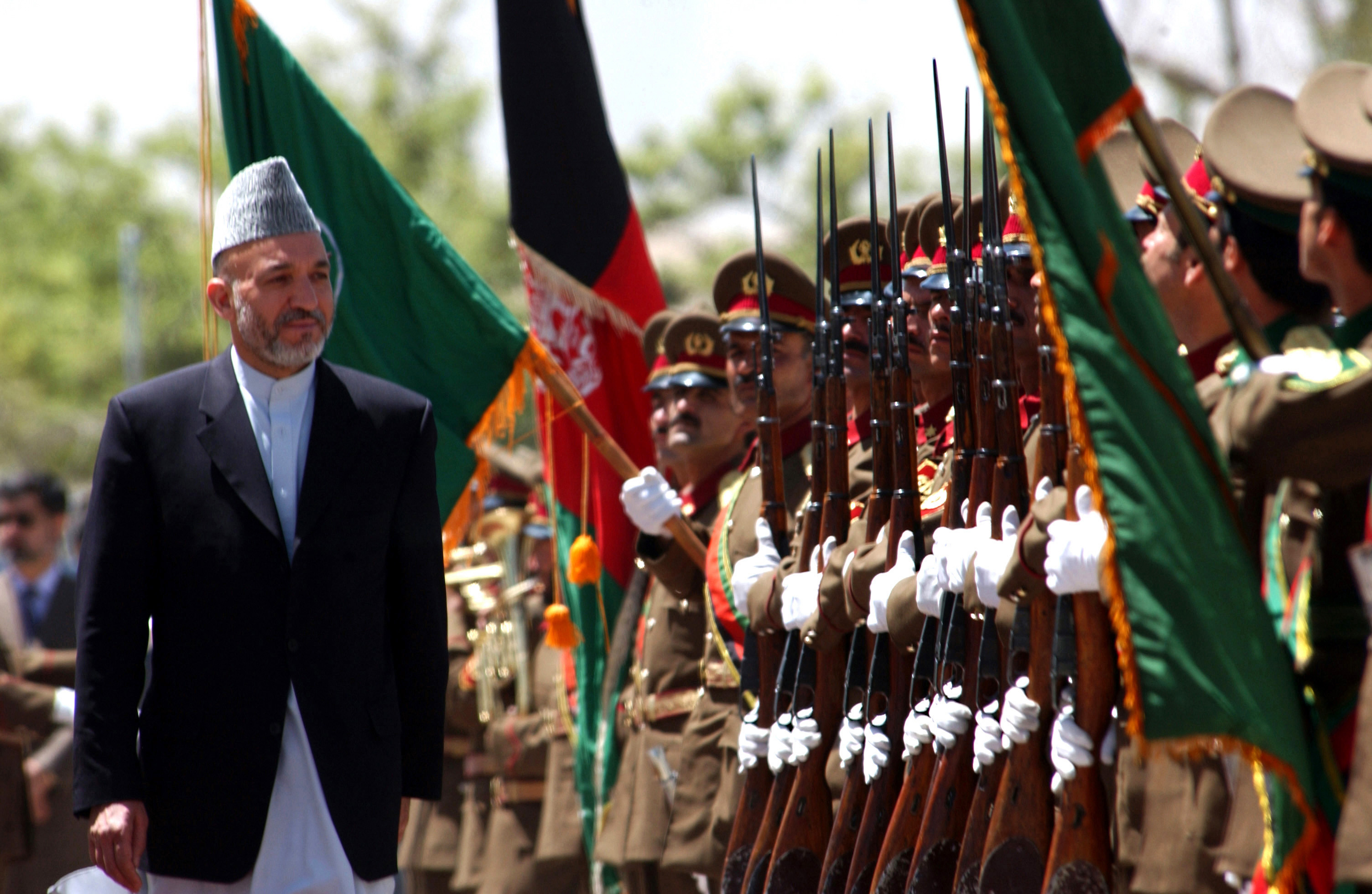 Presiden Karzai memeriksa pasukan pertama Tentera Nasional Afghanistan pada tahun 2002.