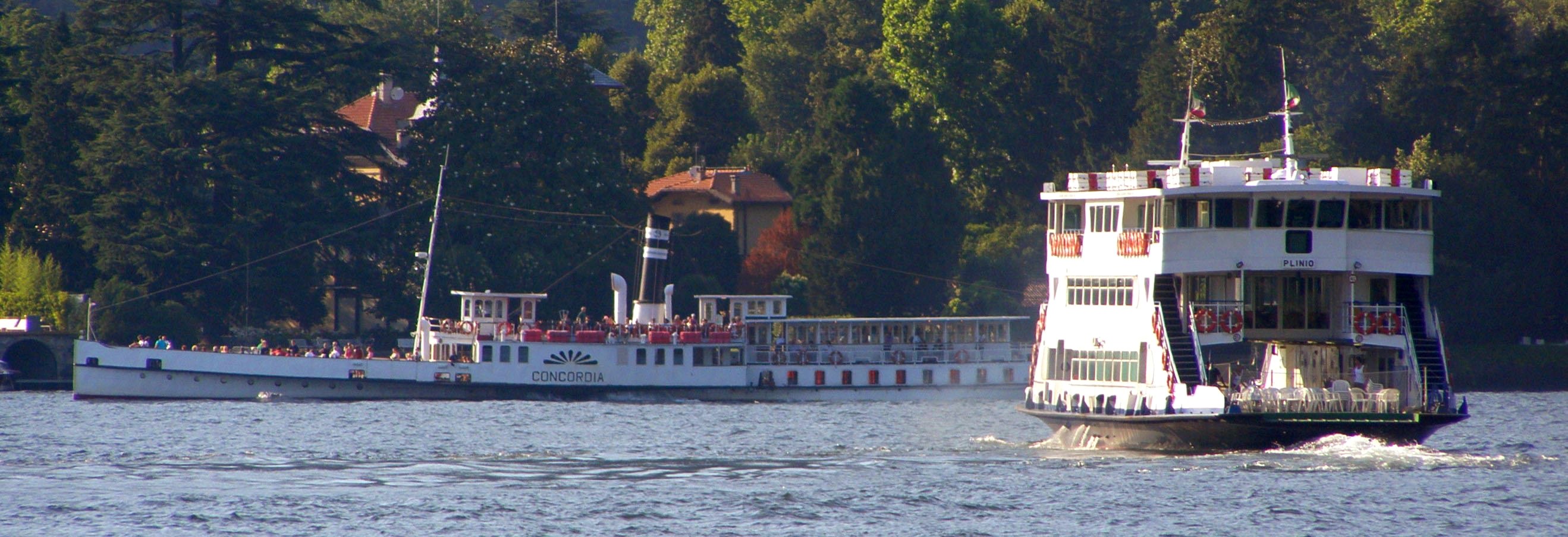 외륜선 <i>콩코르디아</i>(Concordia)와 차량 페리 <i>플리니오</i>(Plinio)