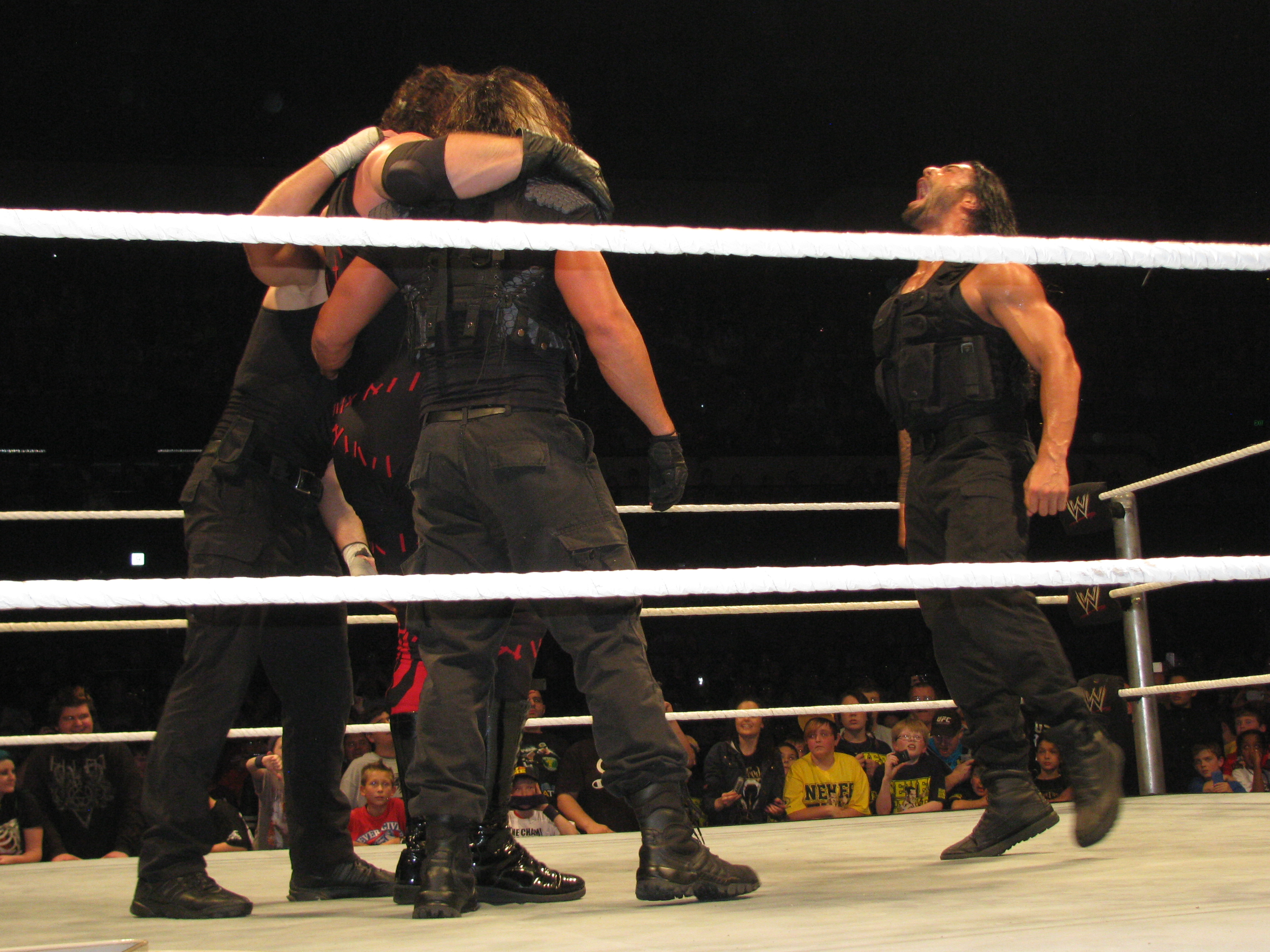 เดอะชีลด์: โรแมน เรนส์, ดีน แอมโบรส และเซท รอลลินส์ กำลังใช้ท่าไม้ตาย Triple Powerbomb กับ เคน