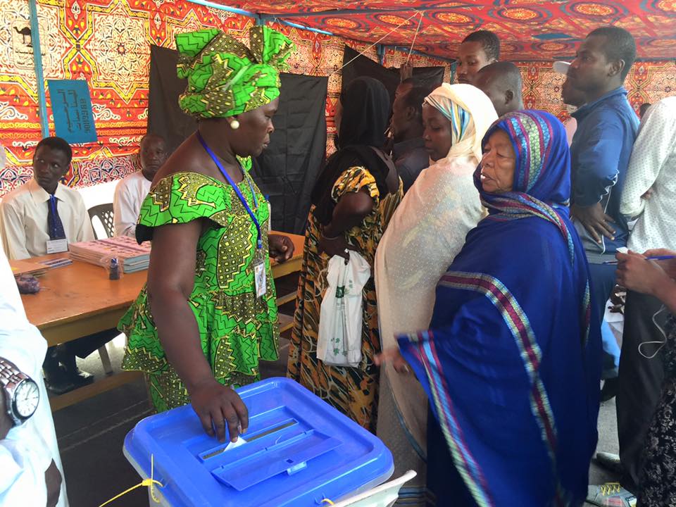 Một phụ nữ Tchad bỏ phiếu trong cuộc bầu cử tổng thống năm 2016.