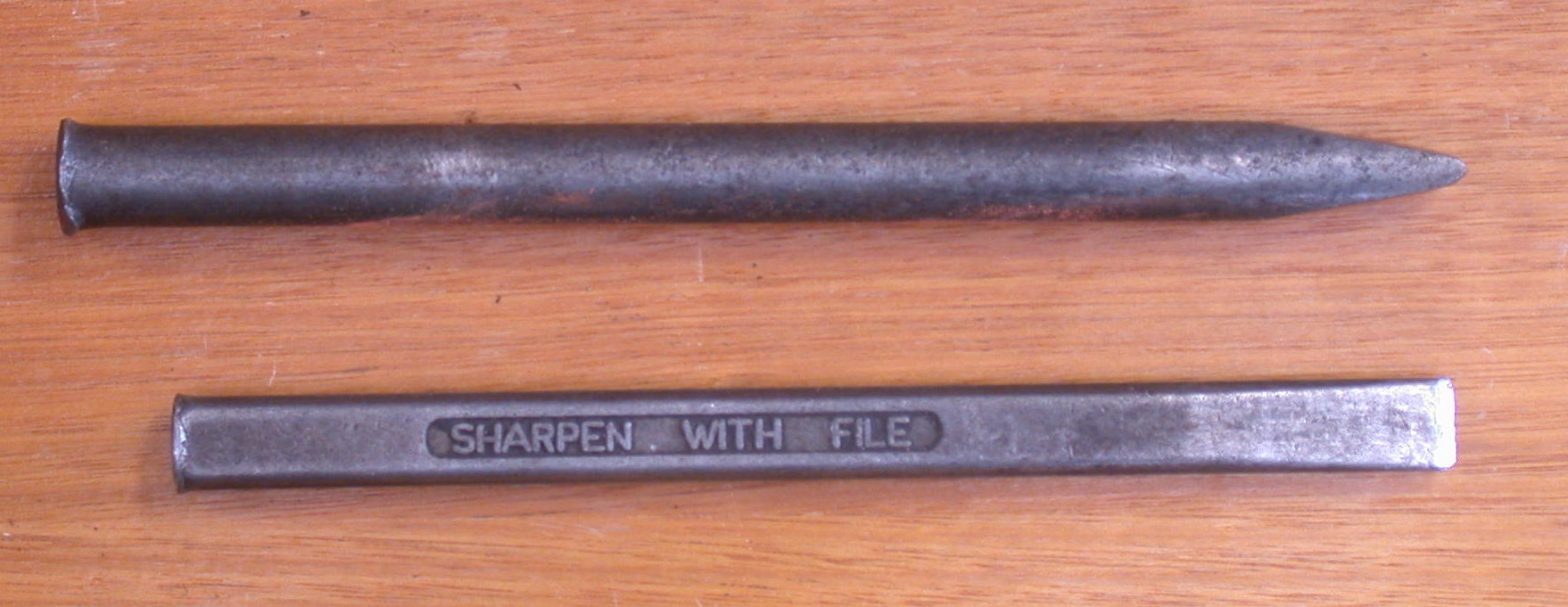 위: 벌지 끝 끌<br />아래: 냉간 끌