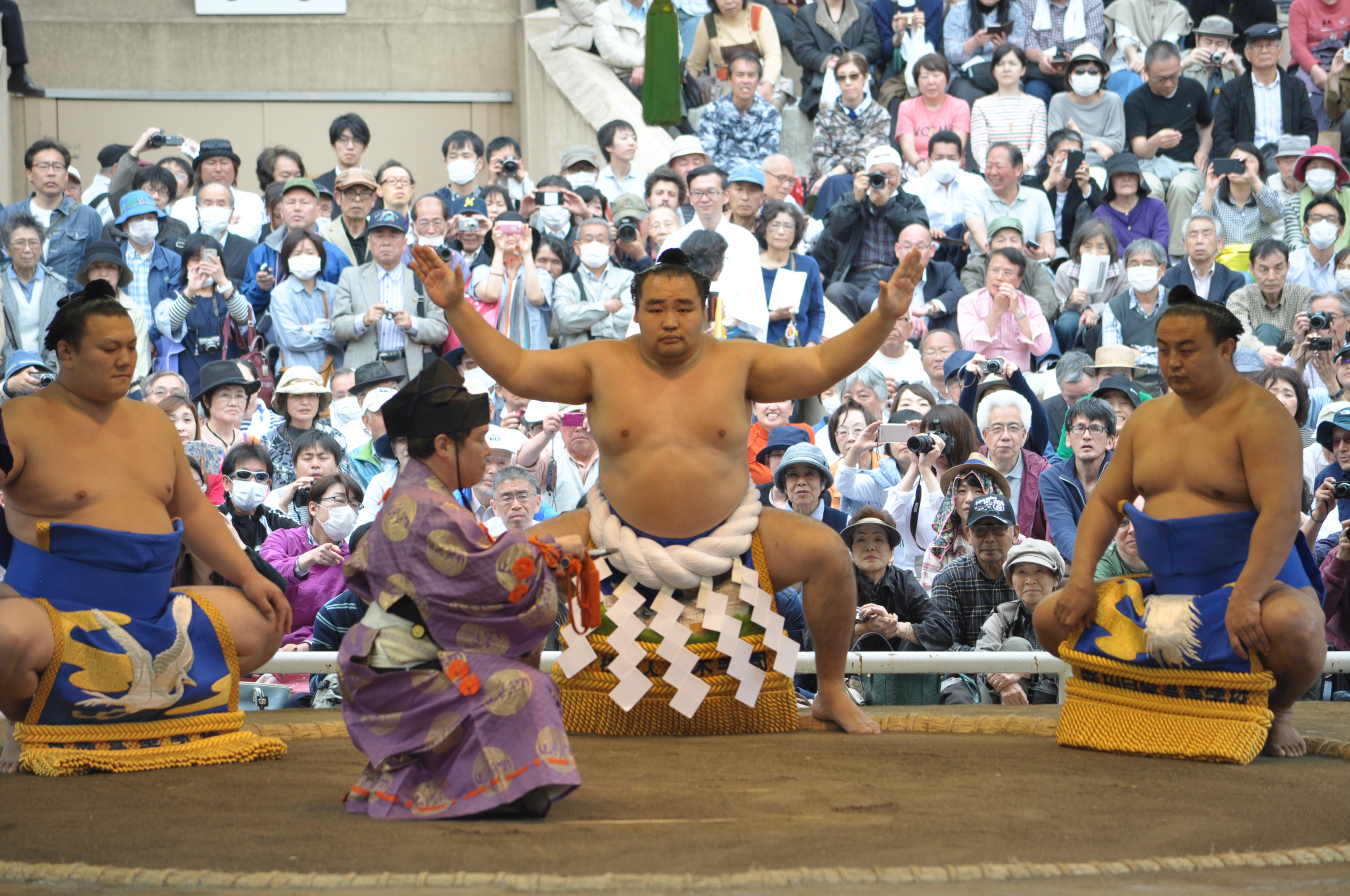 Kakuryū performing his dohyō-iri in April 2017.