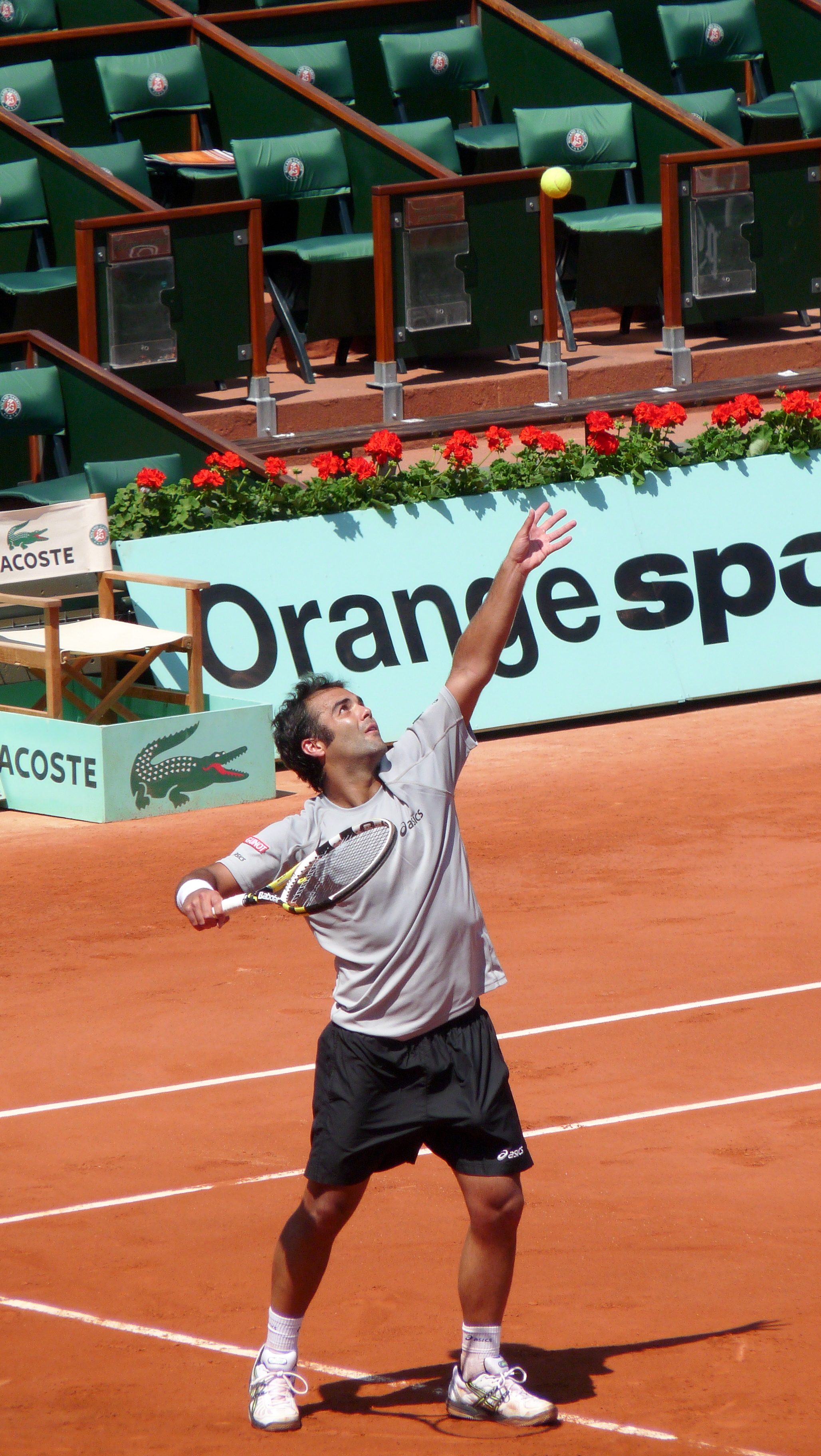 Laurent Recouderc melakukan servis di Prancis Terbuka 2010