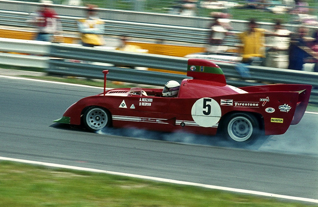 ニュルブルクリンクでアルファロメオ・ティーポ33 TT 12をドライブするレッドマン(1974年)