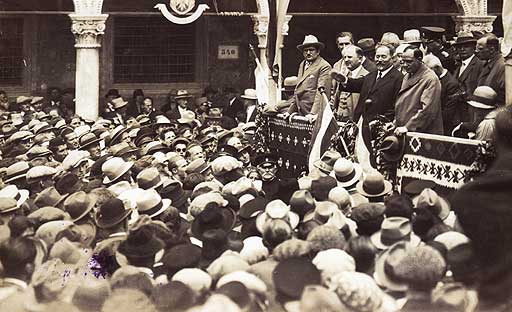 Stjepan Radić, pemimpin Partai Petani Kroasia yang mengadvokasi organisasi federal Yugoslavia di majelis Dubrovnik, 1928. Kematiannya pada akhir tahun yang sama akibat pembunuhan di Majelis Nasional oleh anggota Partai Radikal Rakyat, politisi nasionalis Serbia Puniša Račić, membawa negara ke krisis politik yang serius.