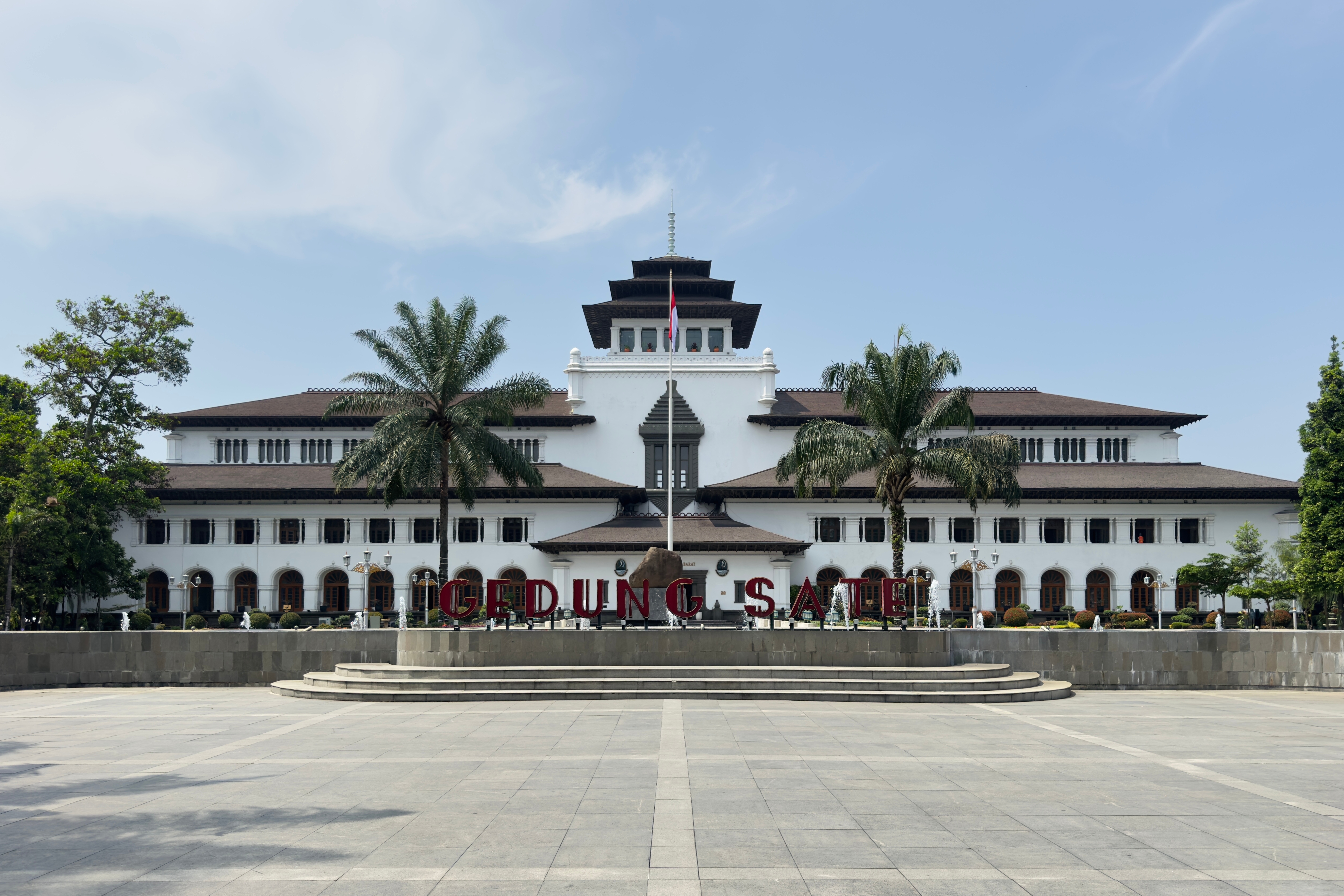 Tòa nhà Gedung Sate là một ví dụ về kiến trúc pha trộn giữa Sunda và nước ngoài ở Bandung, Tây Java.