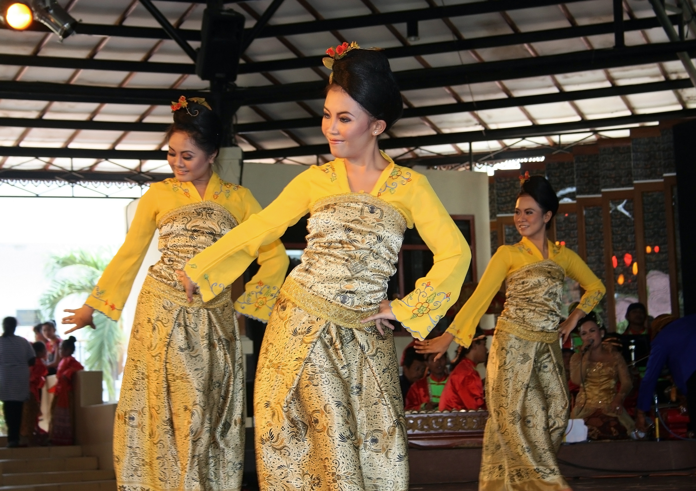 Vũ điệu Jaipongan Mojang Priangan của người Sunda.
