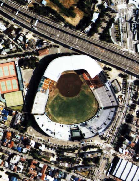 Stadium Koshien di mana poster O'Malley pernah dipamerkan.