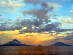 ニカラグア湖に浮かぶオメテペ島の火山