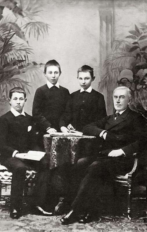 ซเวเรฟและนักเรียนของเขาในช่วงปลายคริสต์ทศวรรษ 1880 รัคมานีนอฟอยู่คนที่สี่จากขวา ส่วนสกริอาบินอยู่คนที่สองจากซ้าย