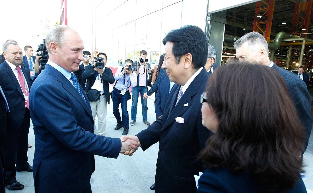 2012年9月6日(経済産業大臣時)、露大統領のウラジーミル・プーチンと
