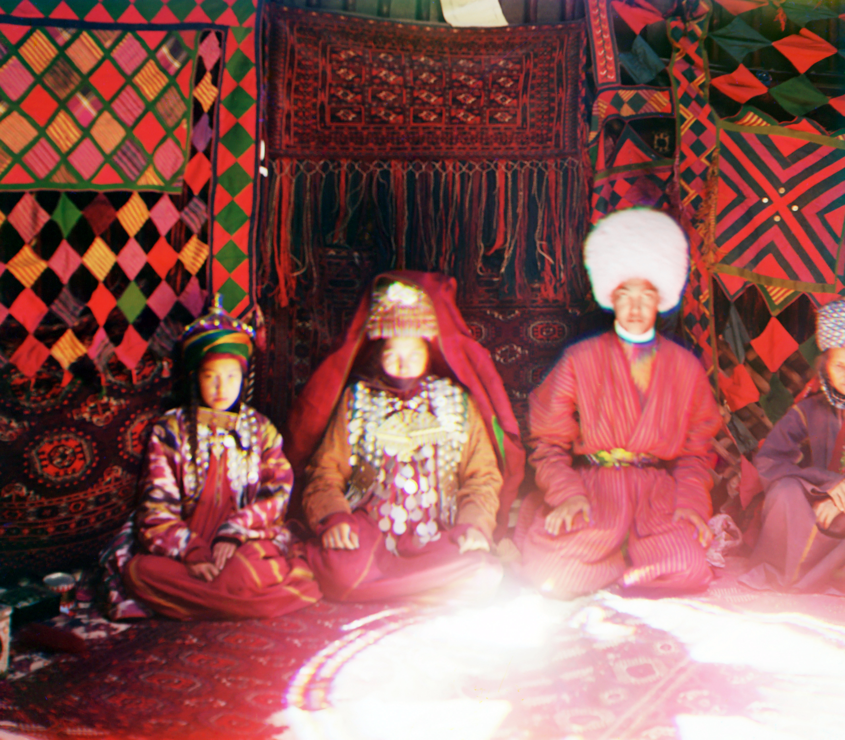 Một gia đình người Turkmen thư giãn trong yurt.Ảnh của Sergey Prokudin-Gorsky