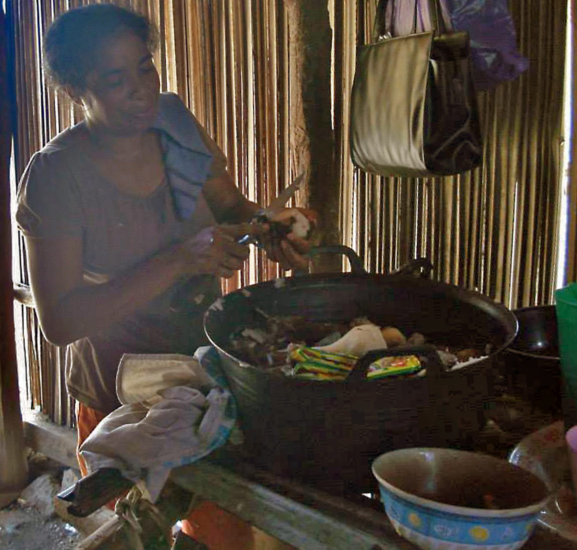 Cảnh nấu ăn truyền thống ở Clacuc, Đông Timor, thể hiện một phần lối sống địa phương.