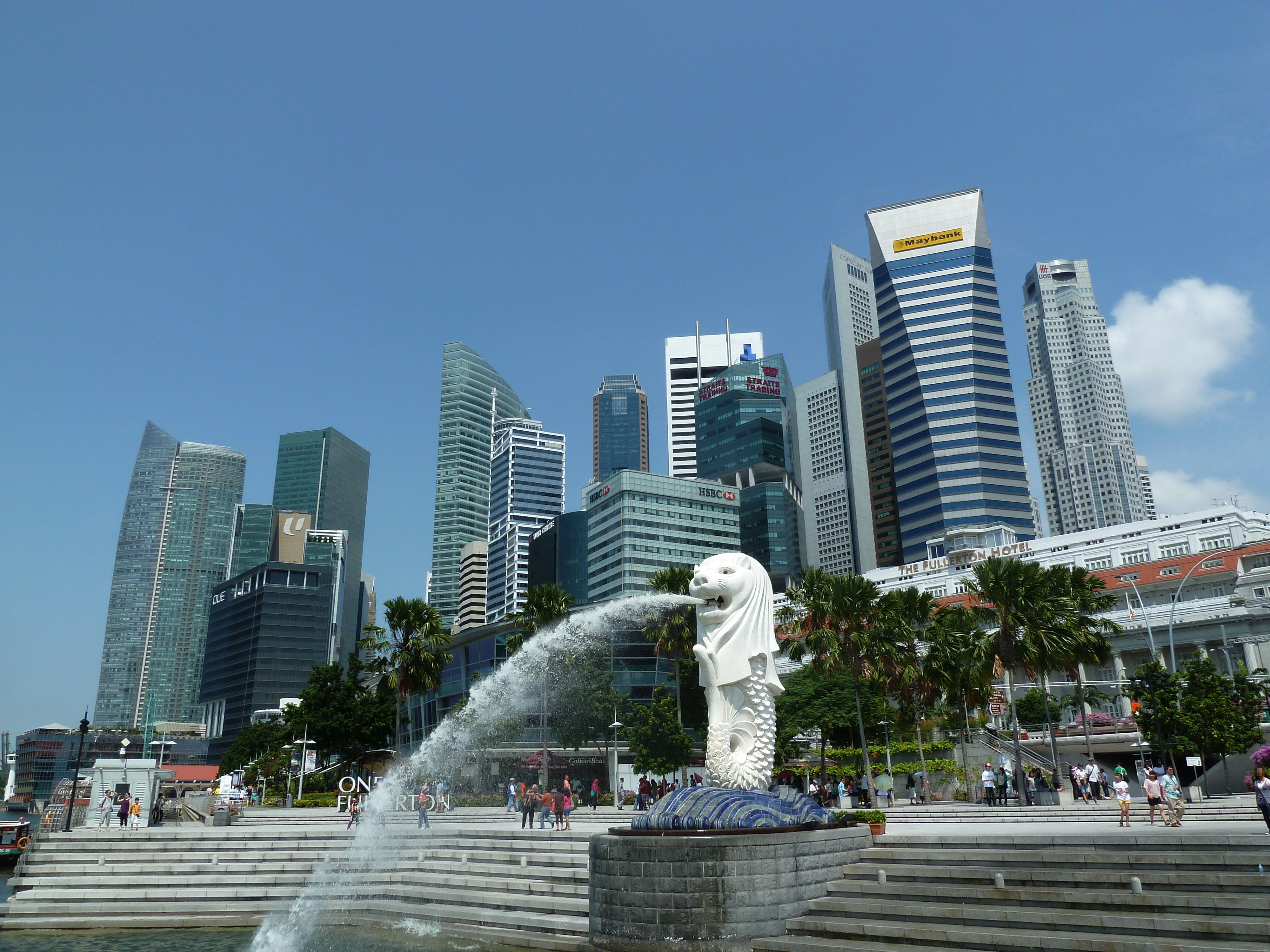 Patung Merlion di Taman Merlion, menghadap ke kawasan pusat bandar Singapura.