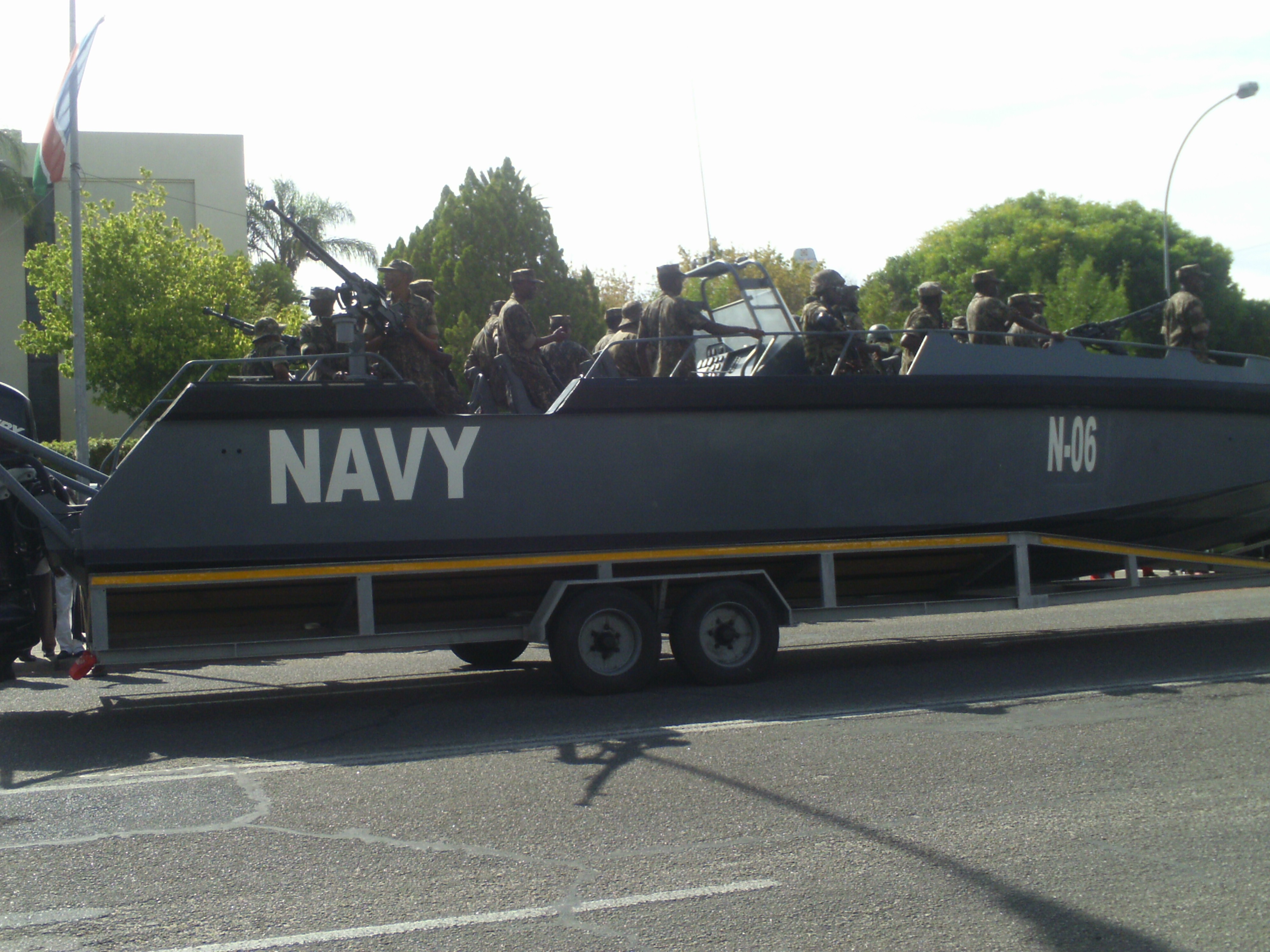 Marinir Namibia sedang mengawaki sebuah kapal.